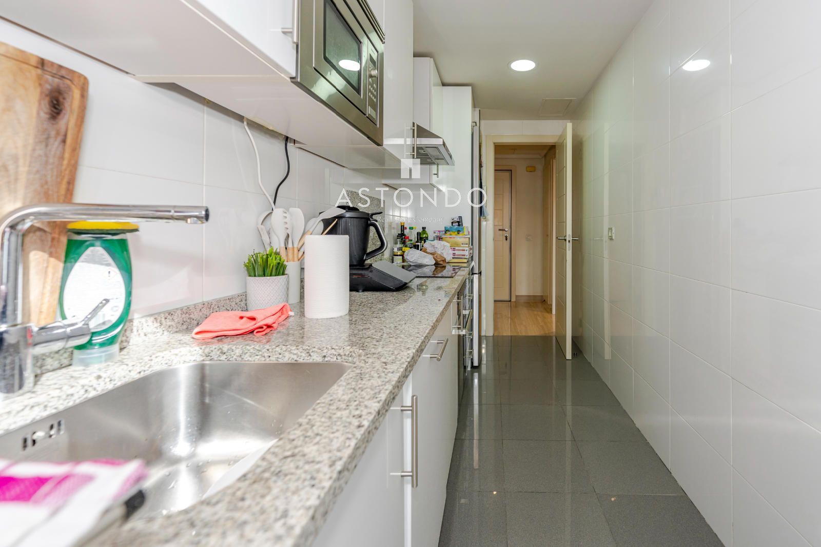 A 1-bedroom, 1-bathroom apartment is for rent in Alcobendas, featuring a garage, storage room, swimming pool, gym, sauna, and Jacuzzi. - Foto 8