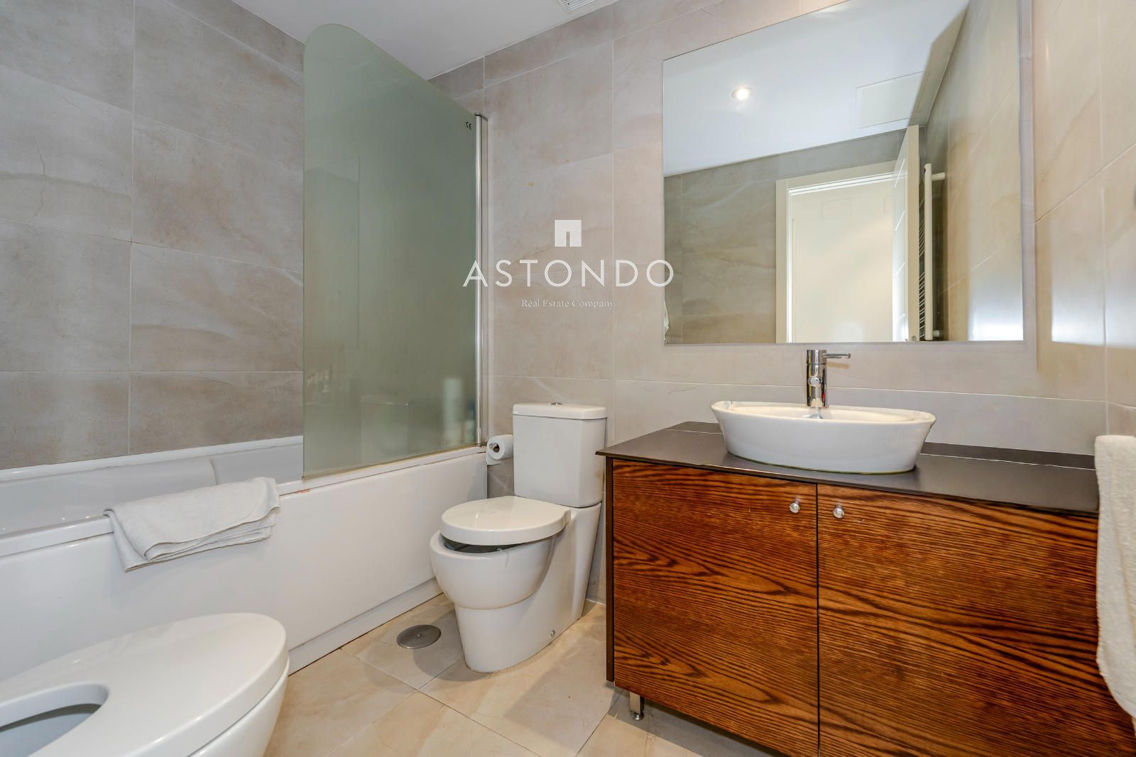 A 1-bedroom, 1-bathroom apartment is for rent in Alcobendas, featuring a garage, storage room, swimming pool, gym, sauna, and Jacuzzi. - Foto 9
