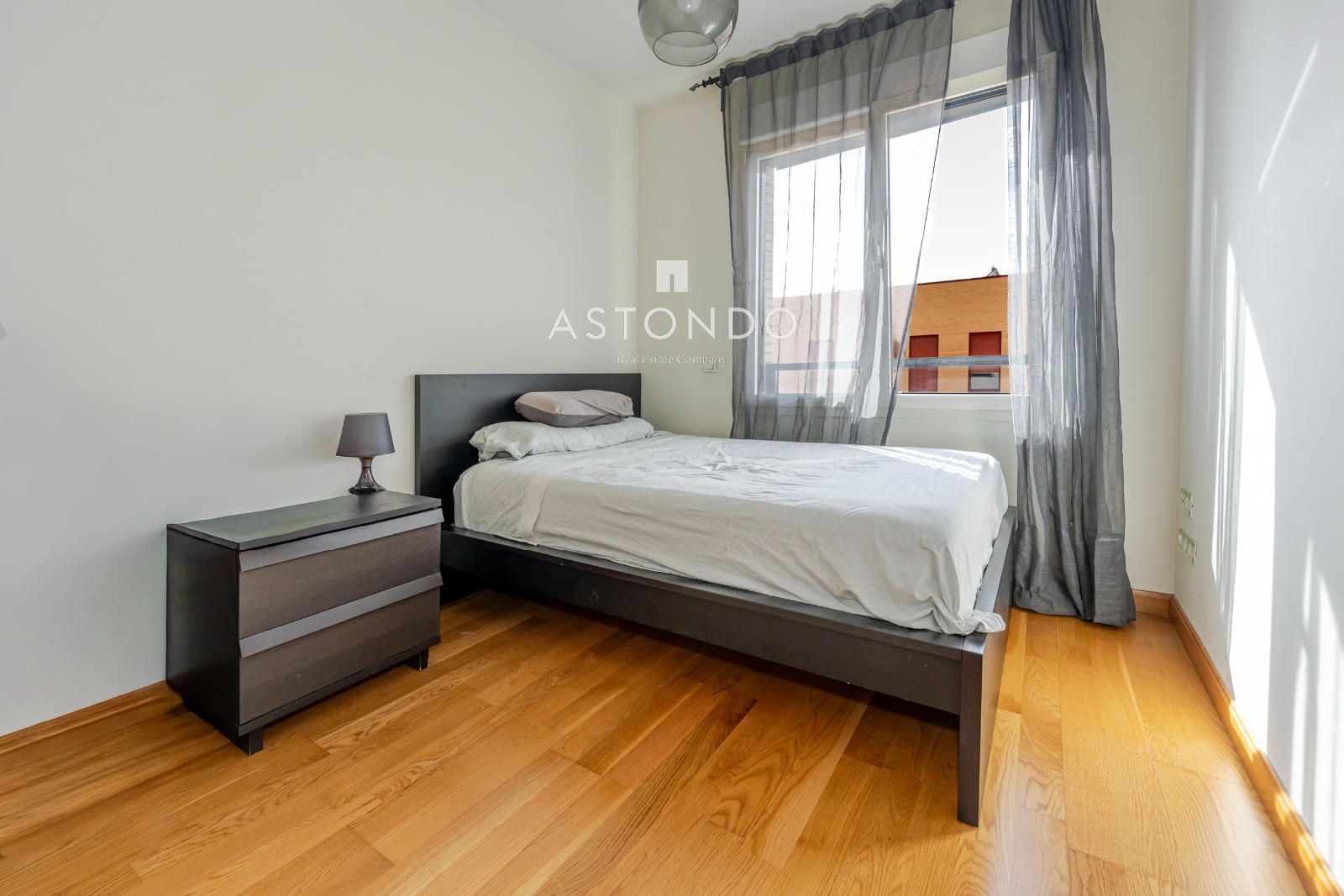 A 1-bedroom, 1-bathroom apartment is for rent in Alcobendas, featuring a garage, storage room, swimming pool, gym, sauna, and Jacuzzi. - Foto 10