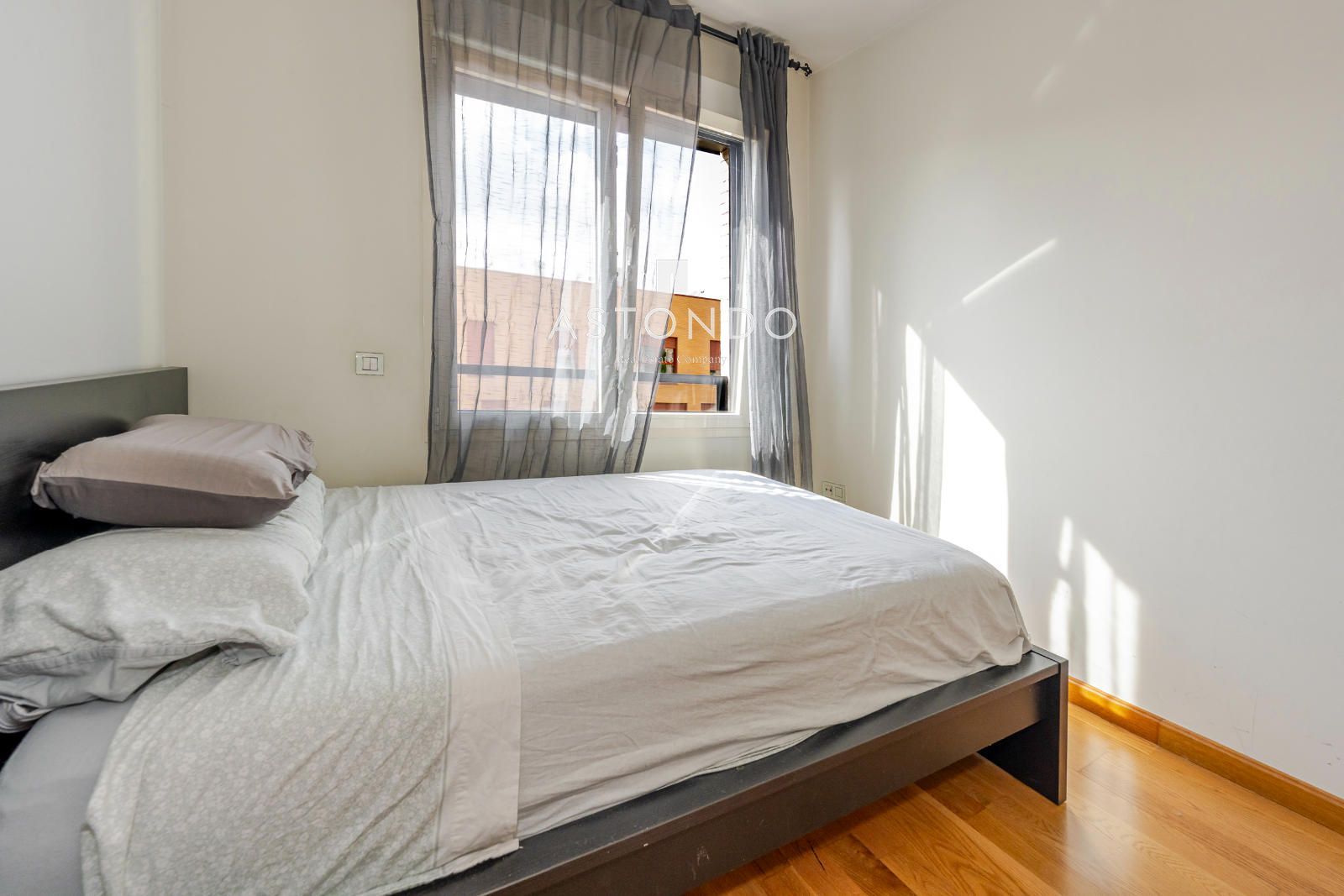 A 1-bedroom, 1-bathroom apartment is for rent in Alcobendas, featuring a garage, storage room, swimming pool, gym, sauna, and Jacuzzi. - Foto 11