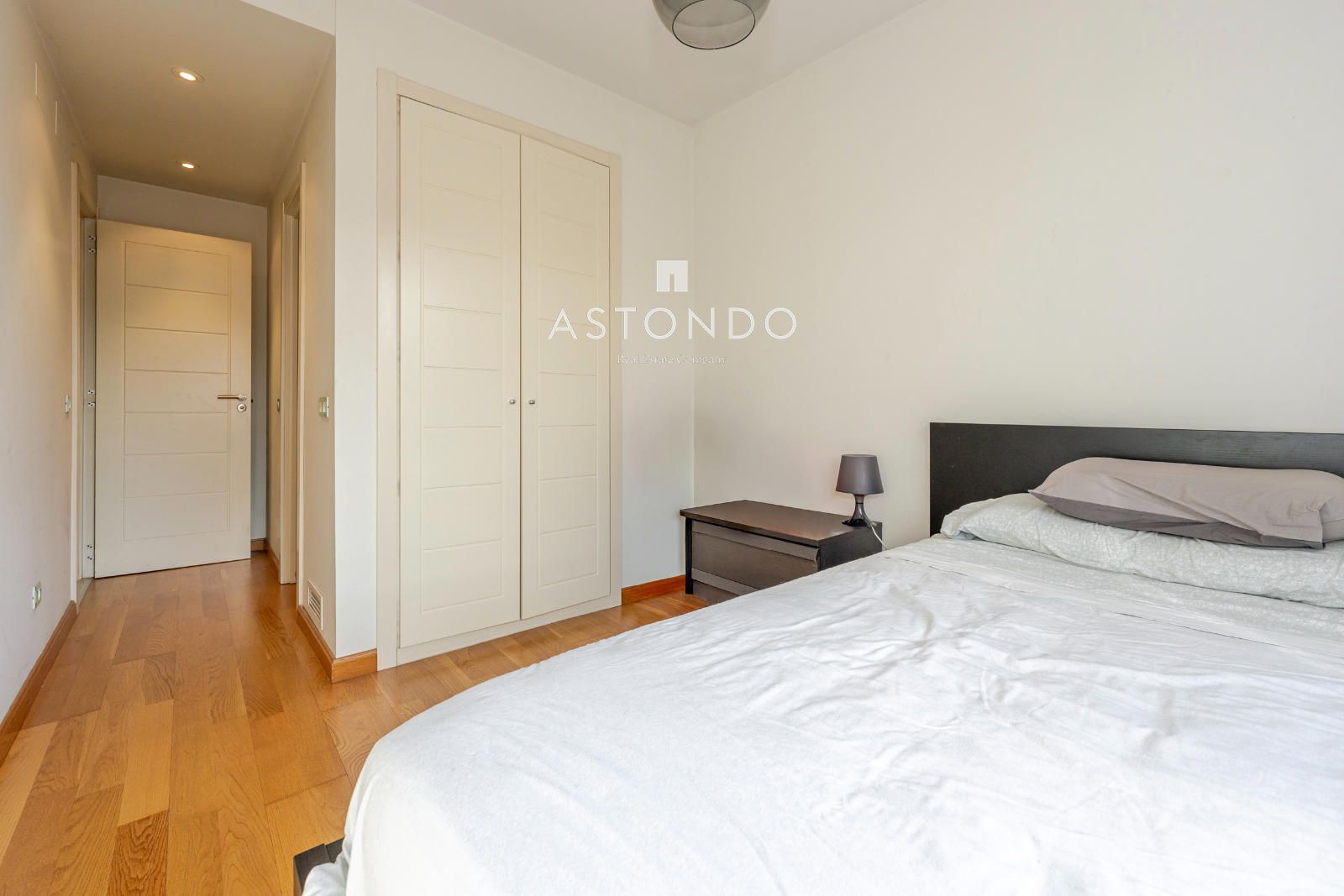 A 1-bedroom, 1-bathroom apartment is for rent in Alcobendas, featuring a garage, storage room, swimming pool, gym, sauna, and Jacuzzi. - Foto 12