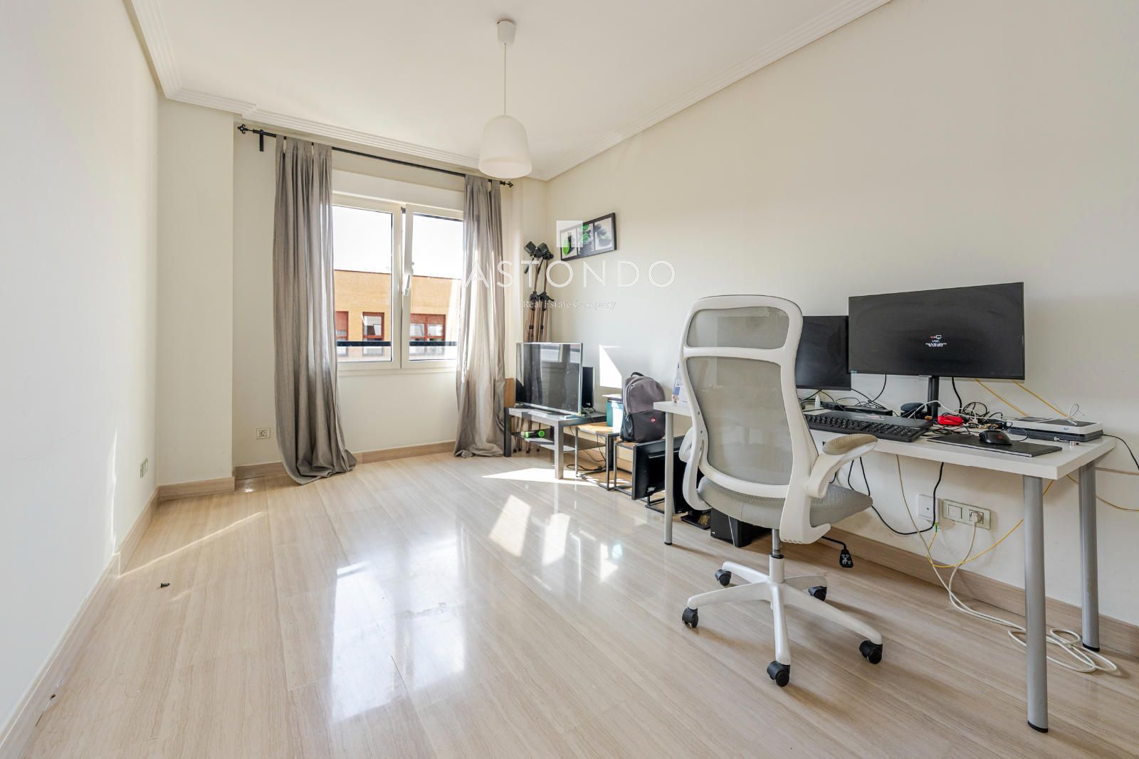 A 1-bedroom, 1-bathroom apartment is for rent in Alcobendas, featuring a garage, storage room, swimming pool, gym, sauna, and Jacuzzi. - Foto 13