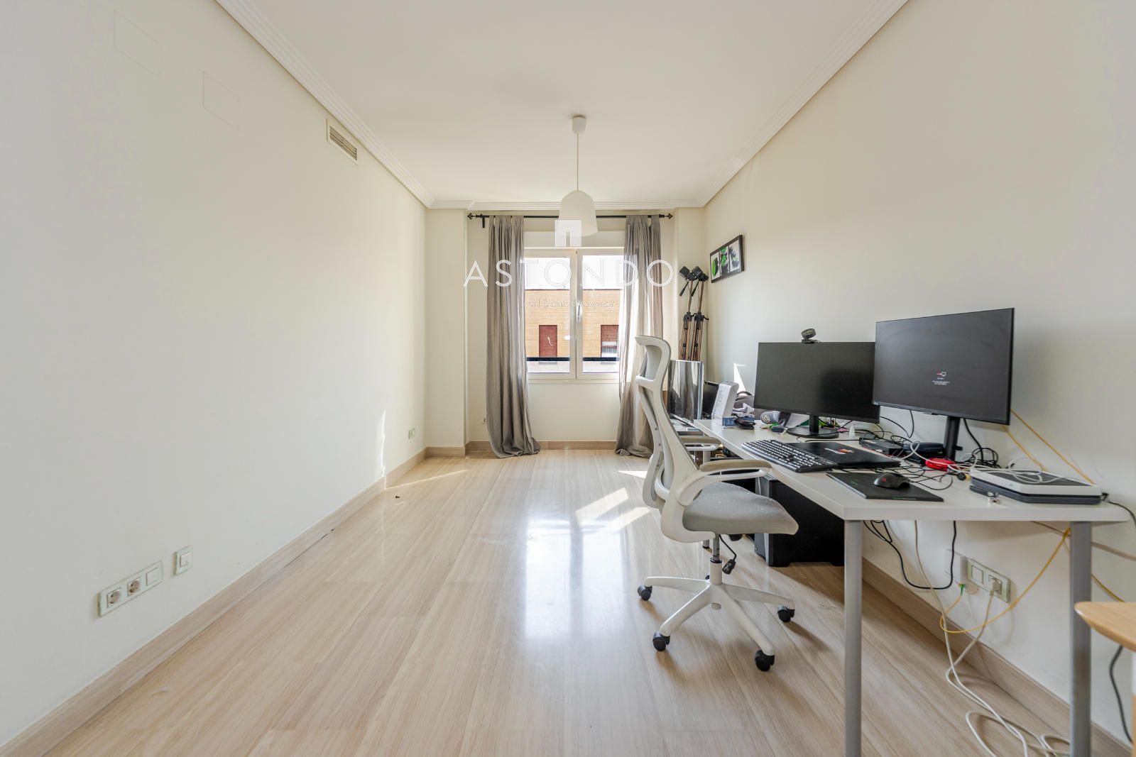 A 1-bedroom, 1-bathroom apartment is for rent in Alcobendas, featuring a garage, storage room, swimming pool, gym, sauna, and Jacuzzi. - Foto 14
