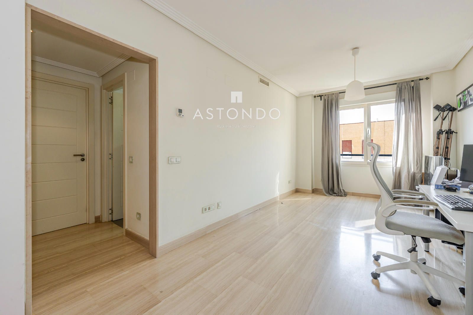 A 1-bedroom, 1-bathroom apartment is for rent in Alcobendas, featuring a garage, storage room, swimming pool, gym, sauna, and Jacuzzi. - Foto 15