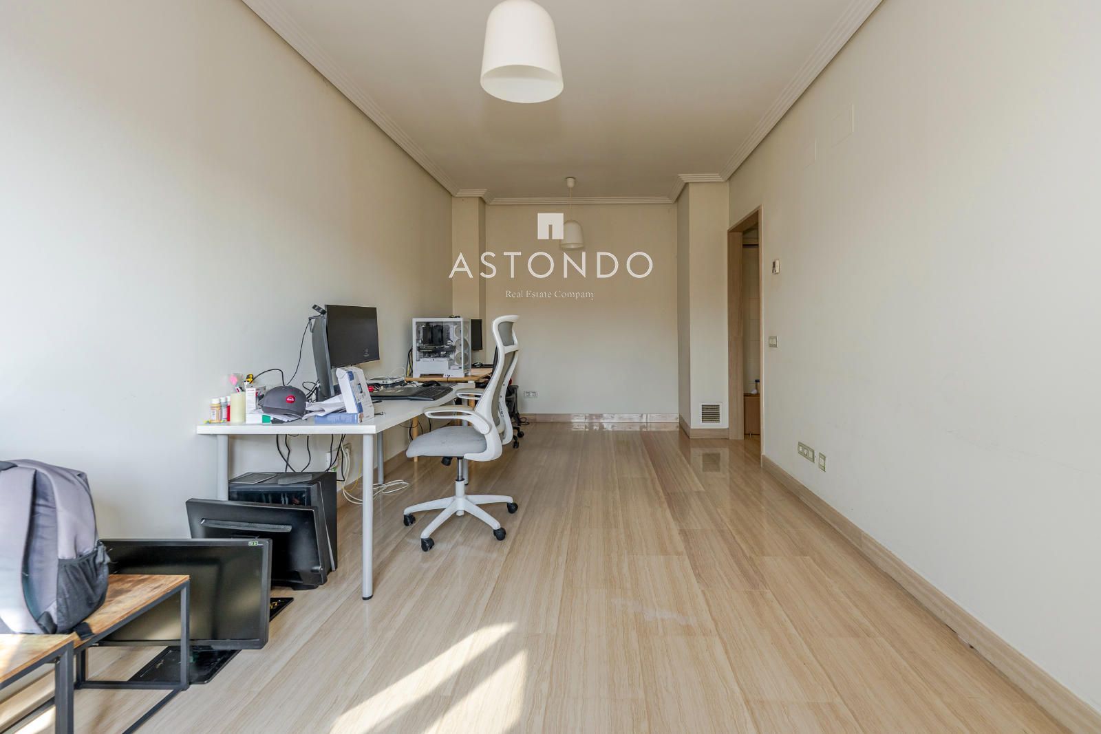 A 1-bedroom, 1-bathroom apartment is for rent in Alcobendas, featuring a garage, storage room, swimming pool, gym, sauna, and Jacuzzi. - Foto 17