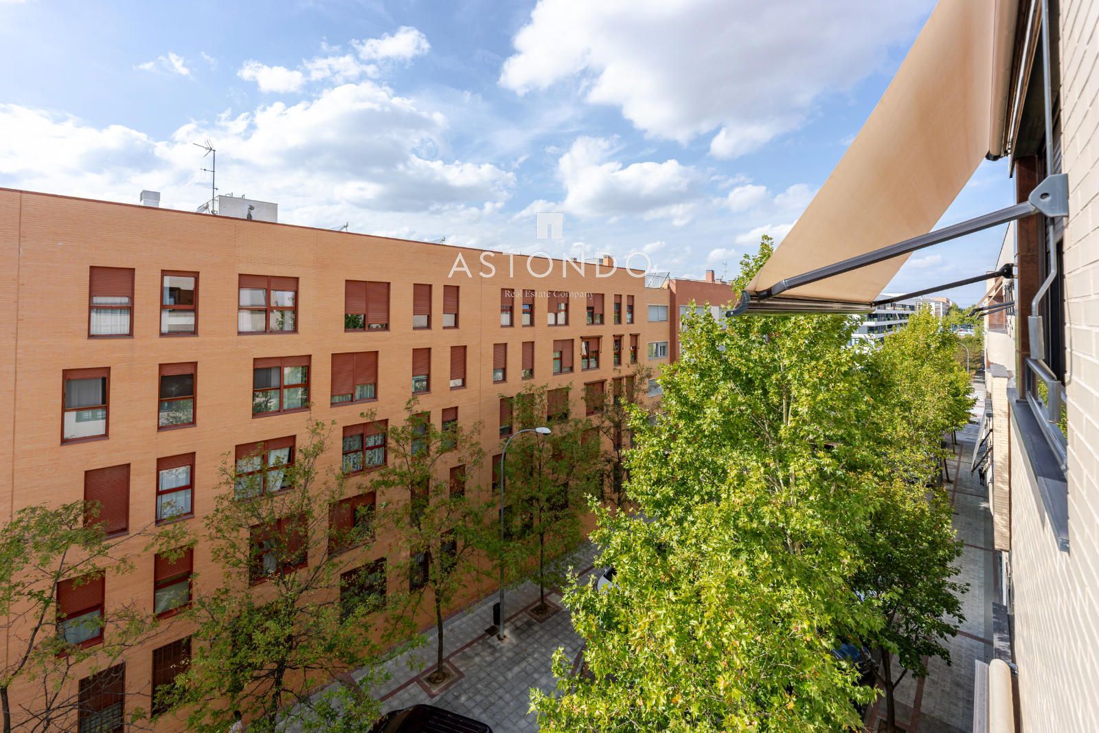 A 1-bedroom, 1-bathroom apartment is for rent in Alcobendas, featuring a garage, storage room, swimming pool, gym, sauna, and Jacuzzi. - Foto 19
