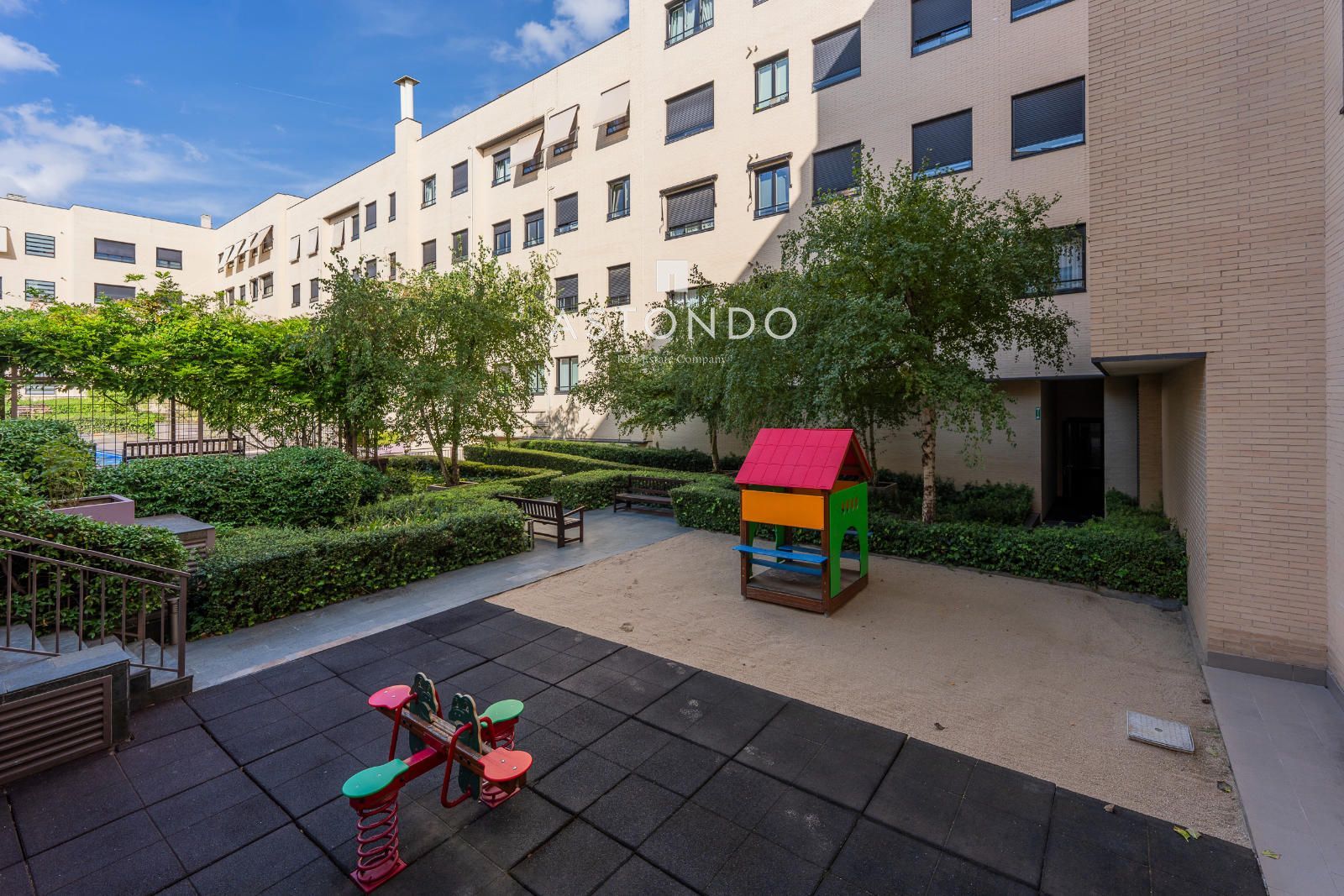 A 1-bedroom, 1-bathroom apartment is for rent in Alcobendas, featuring a garage, storage room, swimming pool, gym, sauna, and Jacuzzi. - Foto 21
