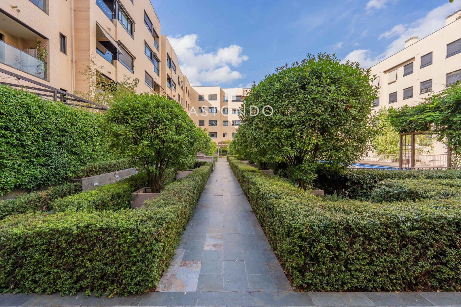 A 1-bedroom, 1-bathroom apartment is for rent in Alcobendas, featuring a garage, storage room, swimming pool, gym, sauna, and Jacuzzi. - Foto 22