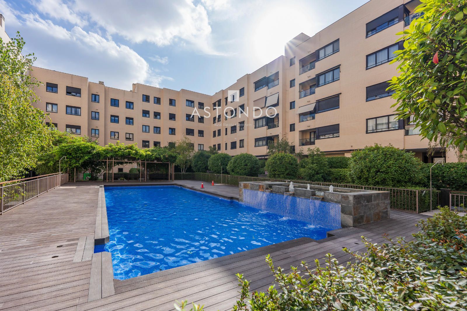 A 1-bedroom, 1-bathroom apartment is for rent in Alcobendas, featuring a garage, storage room, swimming pool, gym, sauna, and Jacuzzi. - Foto 24