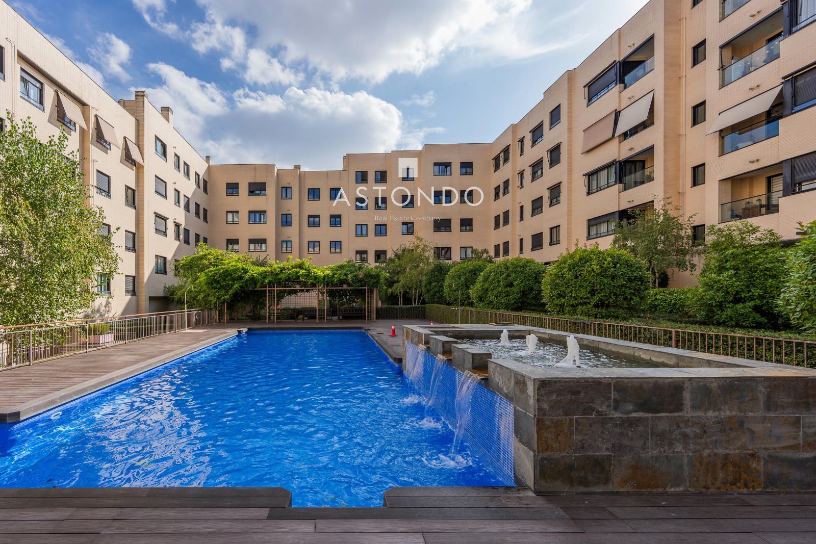 A 1-bedroom, 1-bathroom apartment is for rent in Alcobendas, featuring a garage, storage room, swimming pool, gym, sauna, and Jacuzzi. - Foto 25