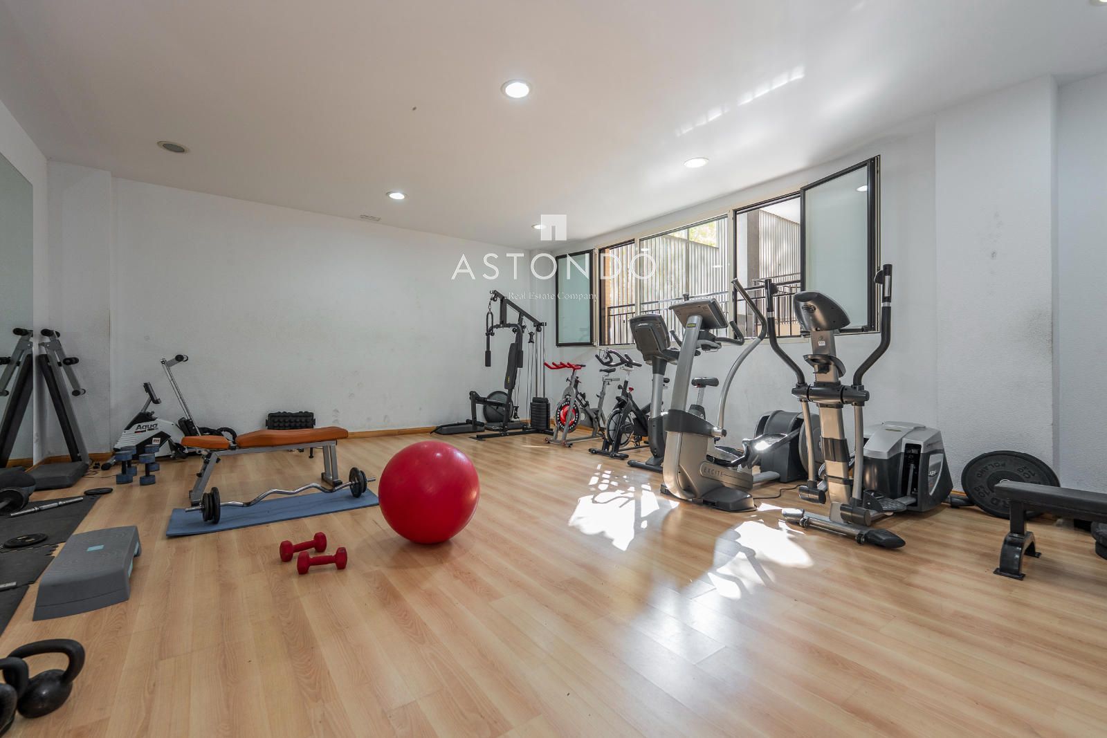 A 1-bedroom, 1-bathroom apartment is for rent in Alcobendas, featuring a garage, storage room, swimming pool, gym, sauna, and Jacuzzi. - Foto 26