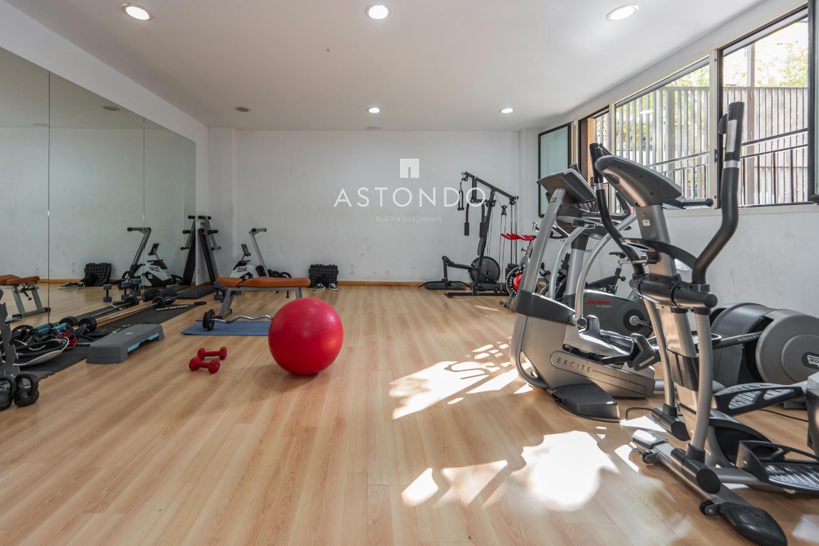 A 1-bedroom, 1-bathroom apartment is for rent in Alcobendas, featuring a garage, storage room, swimming pool, gym, sauna, and Jacuzzi. - Foto 27