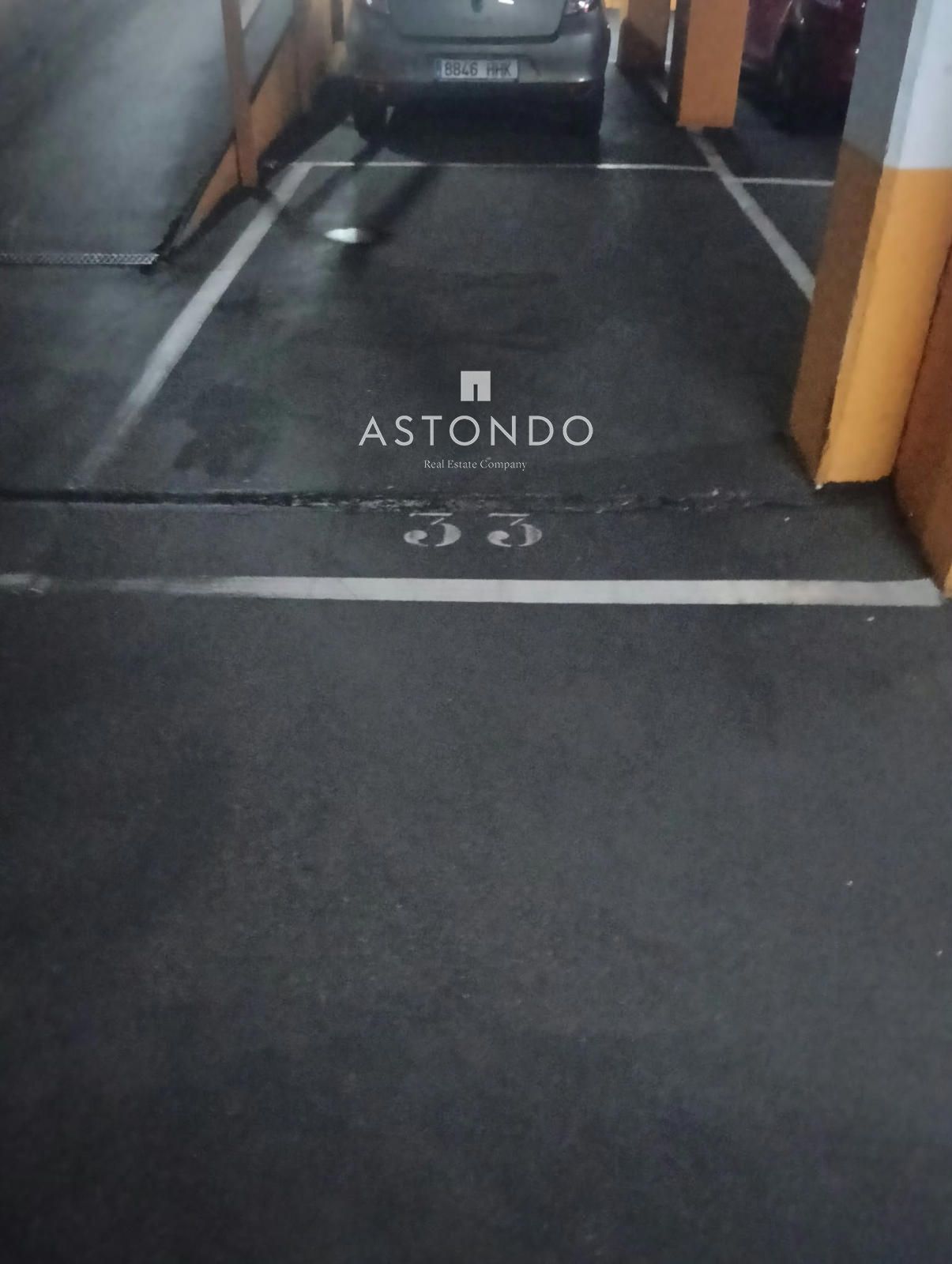 An open parking space is for sale in Alcobendas, within a gated residential complex with security. - Foto 2