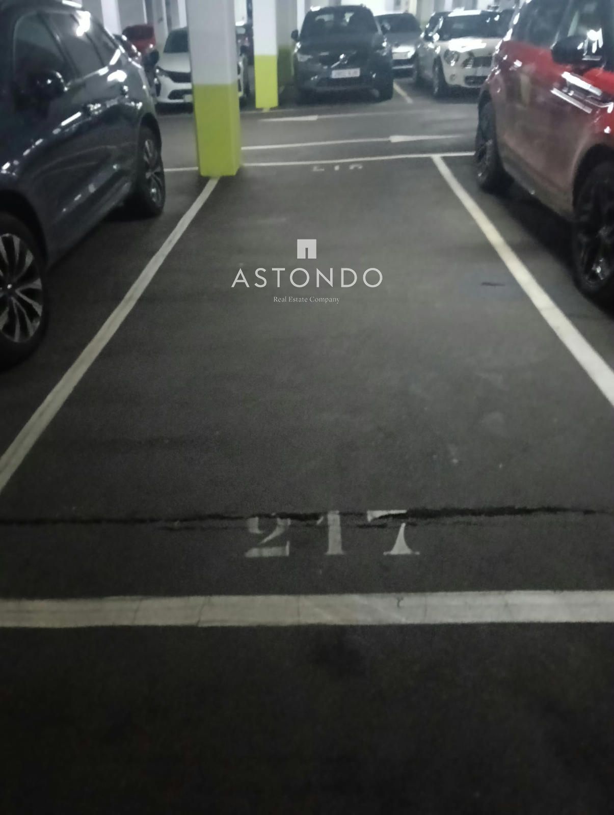 An open parking space is for sale in Alcobendas, within a gated residential complex with security. - Foto 3