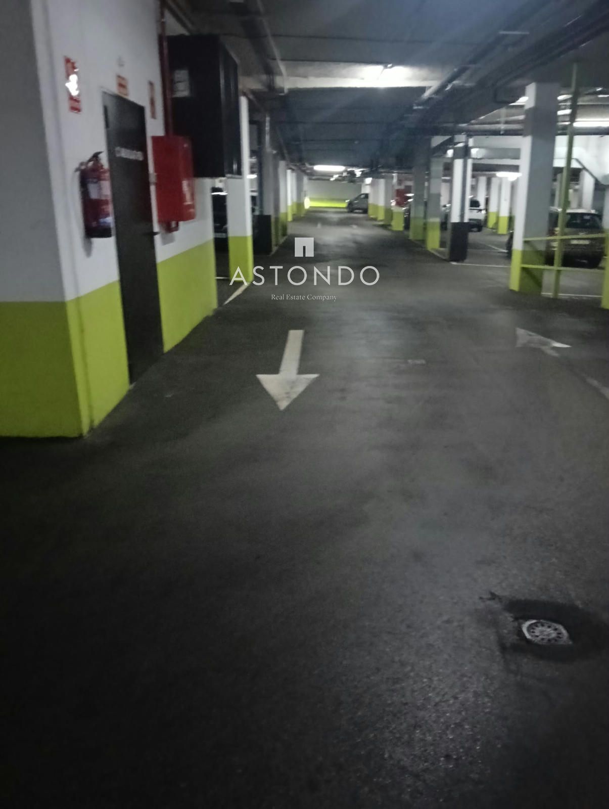 An open parking space is for sale in Alcobendas, within a gated residential complex with security. - Foto 8