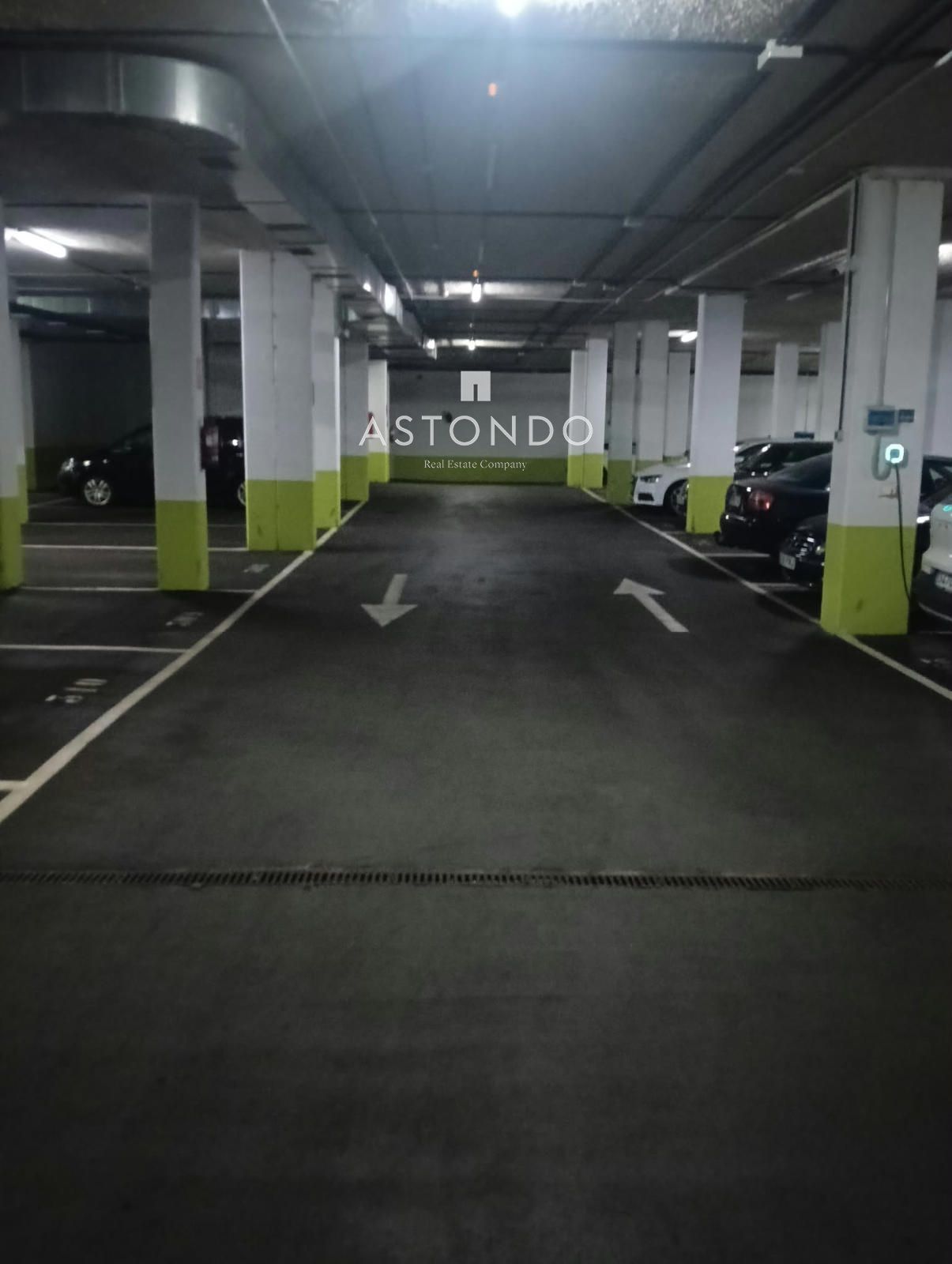 An open parking space is for sale in Alcobendas, within a gated residential complex with security. - Foto 2