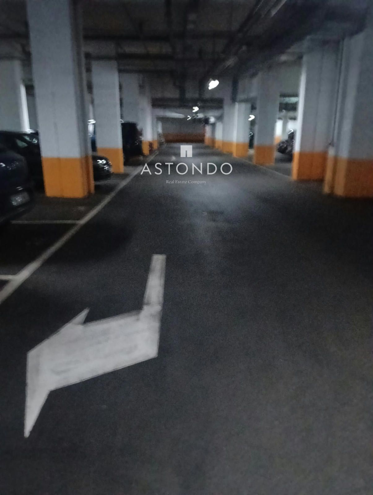 An open parking space is for sale in Alcobendas, within a gated residential complex with security. - Foto 3
