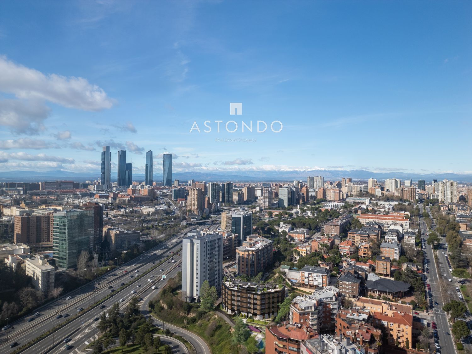 A 3-bedroom, 2-bathroom apartment is for sale in Arturo Soria, featuring a terrace, swimming pool, storage room, and garage. - Foto 13