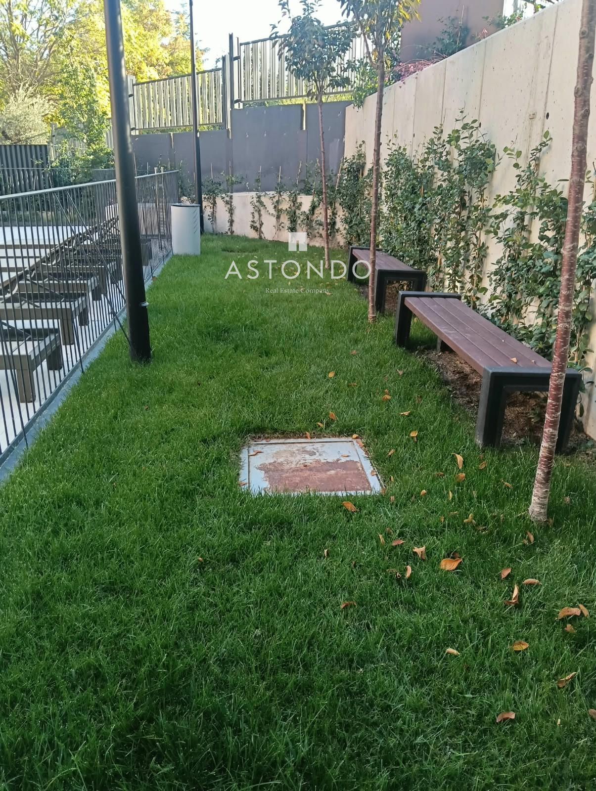 A 3-bedroom, 2-bathroom apartment is for sale in Arturo Soria, featuring a terrace, swimming pool, storage room, and garage. - Foto 20