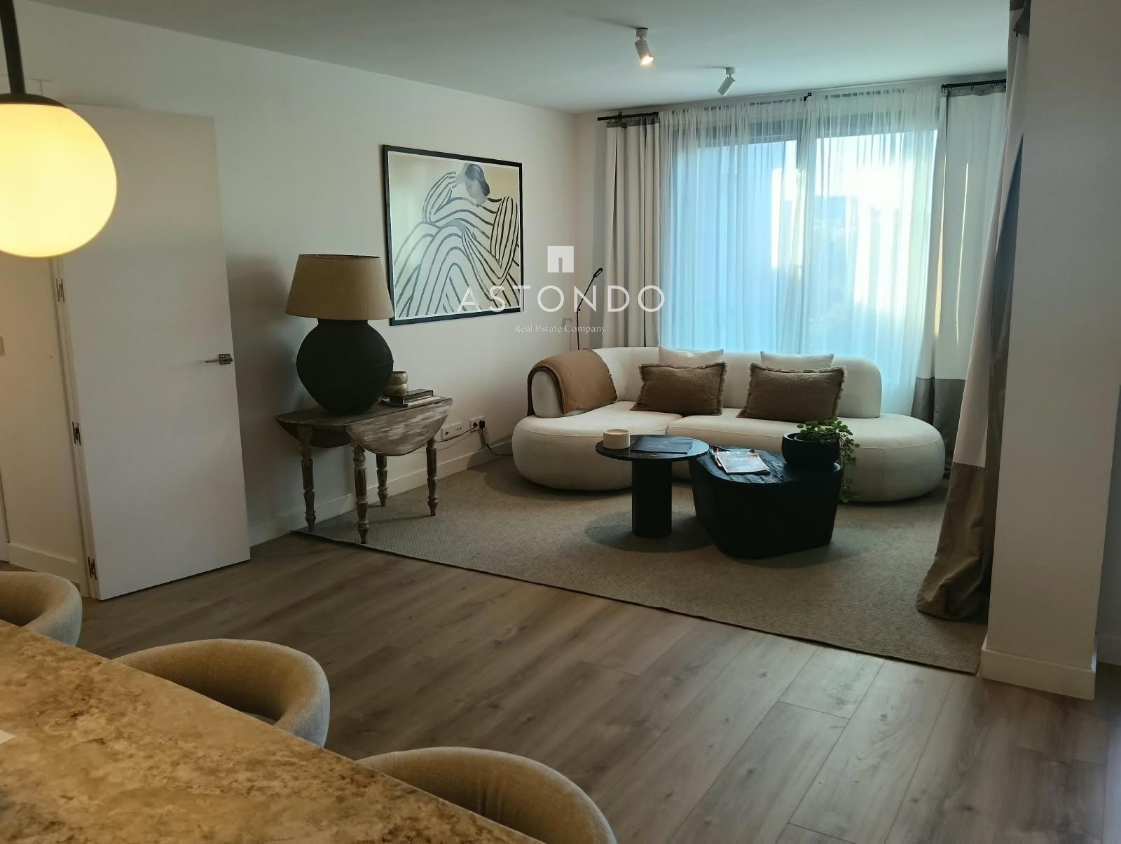 A 3-bedroom, 2-bathroom apartment is for sale in Arturo Soria, featuring a terrace, swimming pool, storage room, and garage. - Foto 2
