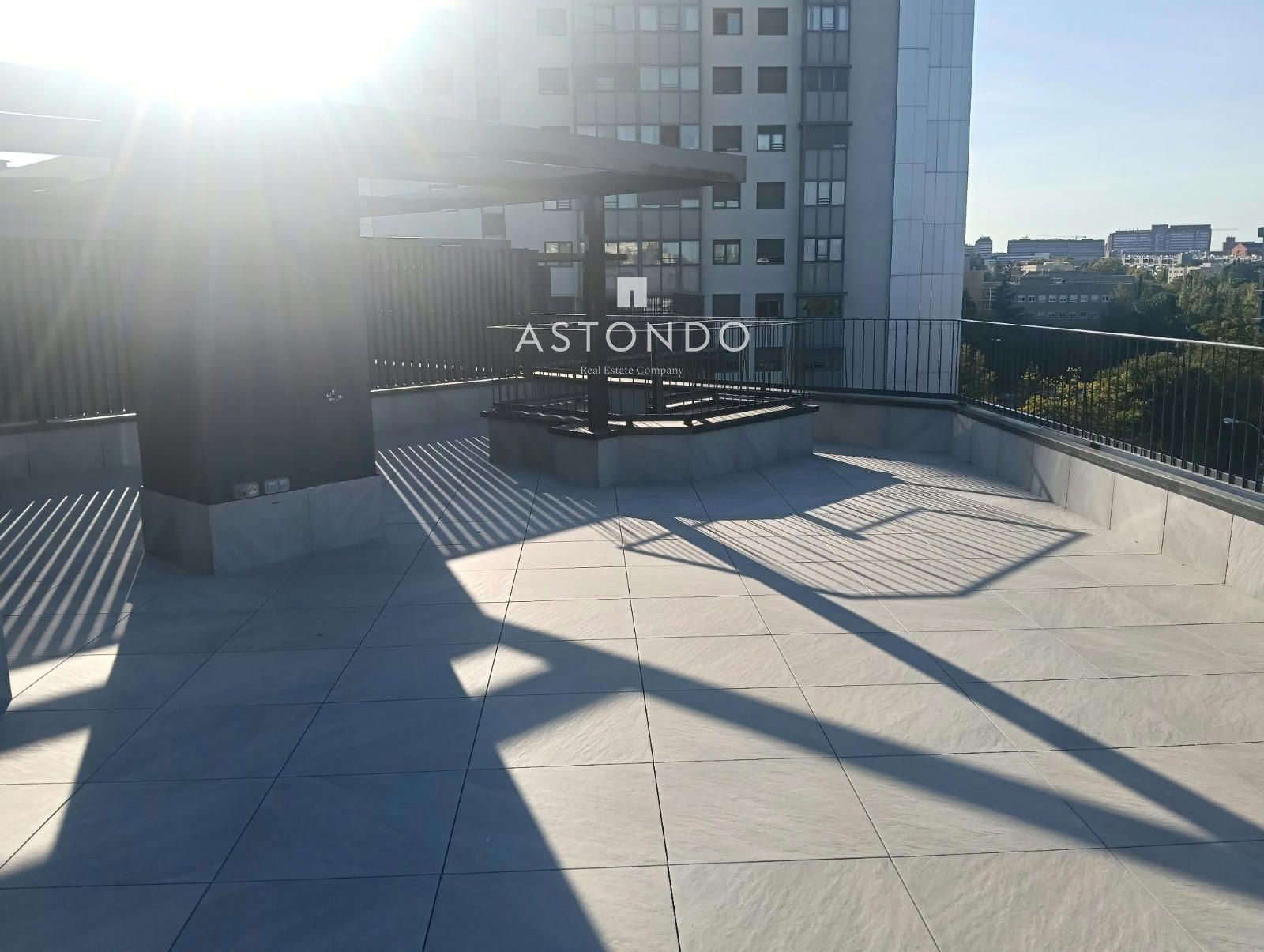 A 3-bedroom, 2-bathroom apartment is for sale in Arturo Soria, featuring a terrace, swimming pool, storage room, and garage. - Foto 24