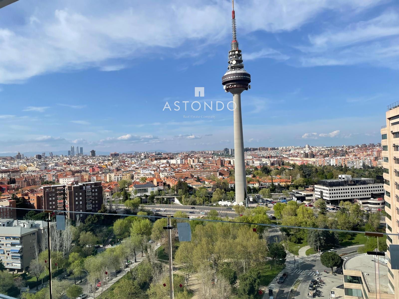 Impressive penthouse for sale in Retiro with 4 bedrooms, 3 bathrooms, a large terrace, a garage, and a swimming pool. - Foto 7