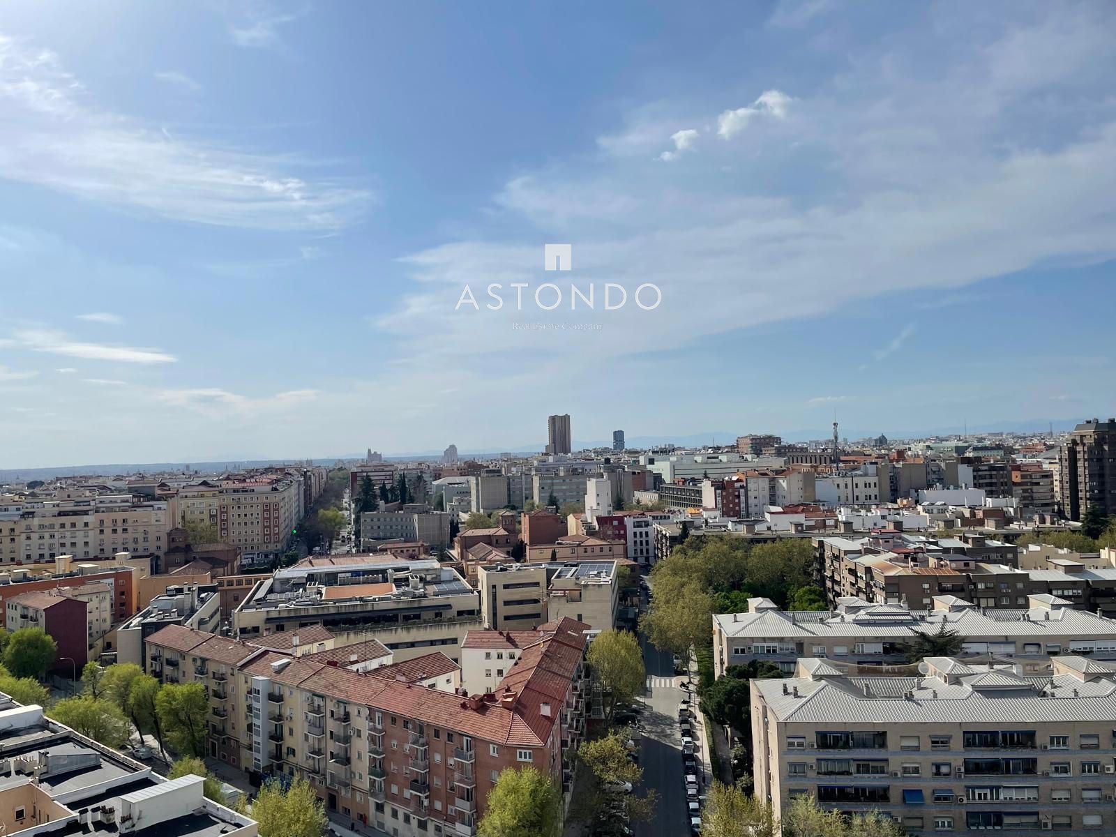 Impressive penthouse for sale in Retiro with 4 bedrooms, 3 bathrooms, a large terrace, a garage, and a swimming pool. - Foto 8