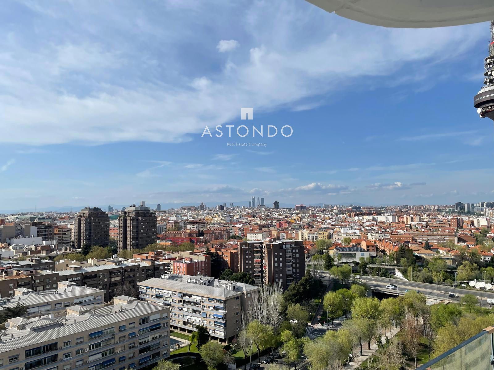 Impressive penthouse for sale in Retiro with 4 bedrooms, 3 bathrooms, a large terrace, a garage, and a swimming pool. - Foto 9