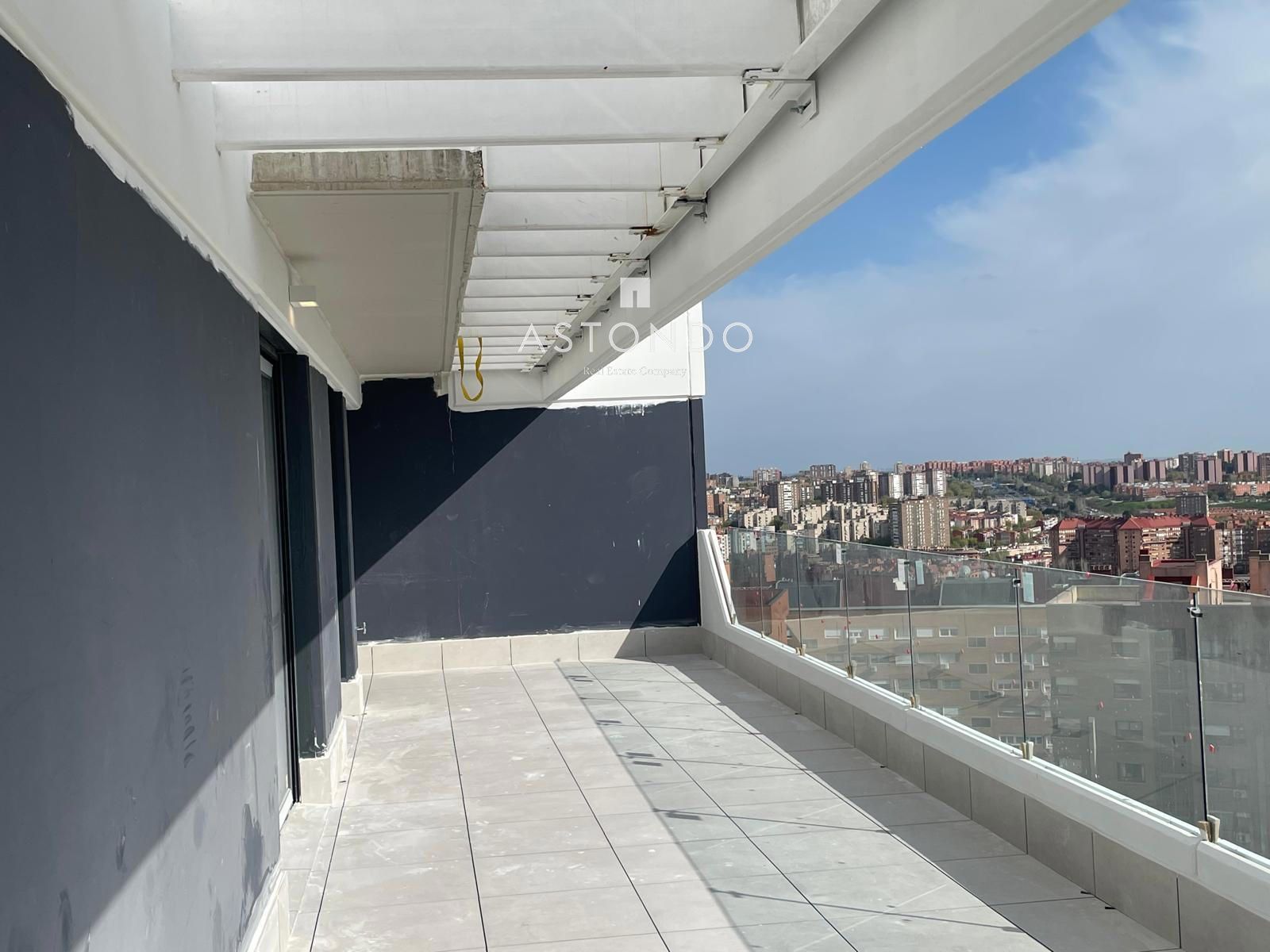 Impressive penthouse for sale in Retiro with 4 bedrooms, 3 bathrooms, a large terrace, a garage, and a swimming pool. - Foto 10