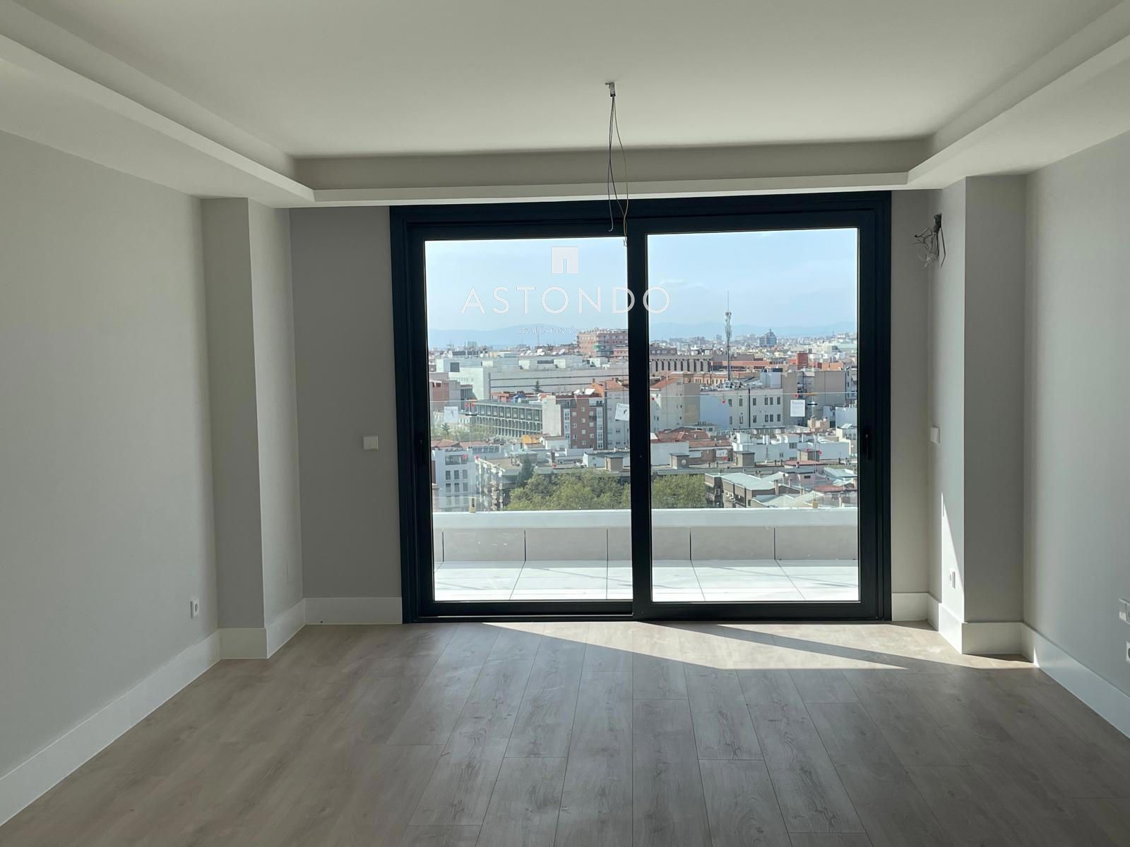 Impressive penthouse for sale in Retiro with 4 bedrooms, 3 bathrooms, a large terrace, a garage, and a swimming pool. - Foto 11