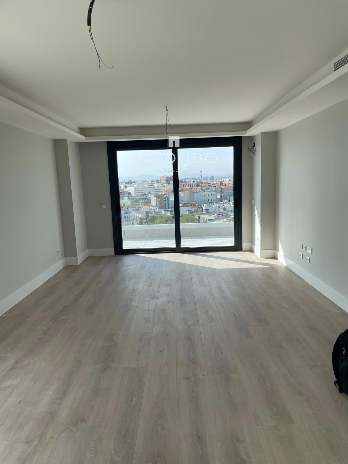 Impressive penthouse for sale in Retiro with 4 bedrooms, 3 bathrooms, a large terrace, a garage, and a swimming pool. - Foto 12