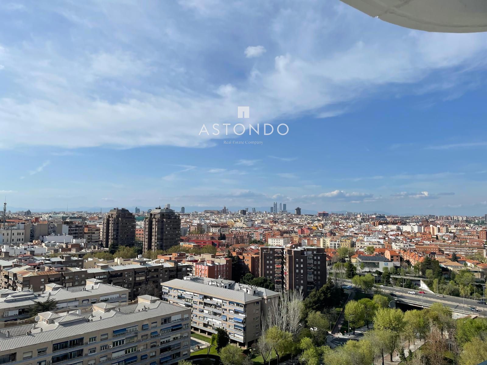 Impressive penthouse for sale in Retiro with 4 bedrooms, 3 bathrooms, a large terrace, a garage, and a swimming pool. - Foto 13