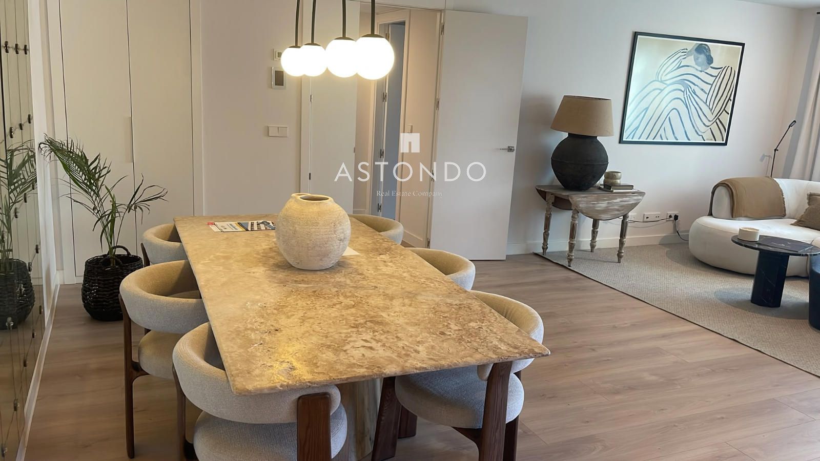 A 3-bedroom, 2-bathroom apartment is for sale in Arturo Soria, featuring a terrace, swimming pool, storage room, and garage. - Foto 7