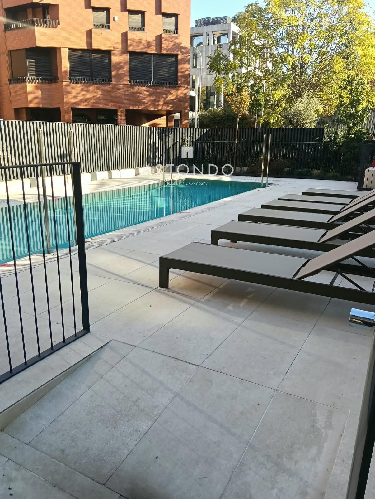 A 3-bedroom, 2-bathroom apartment is for sale in Arturo Soria, featuring a terrace, swimming pool, storage room, and garage. - Foto 47