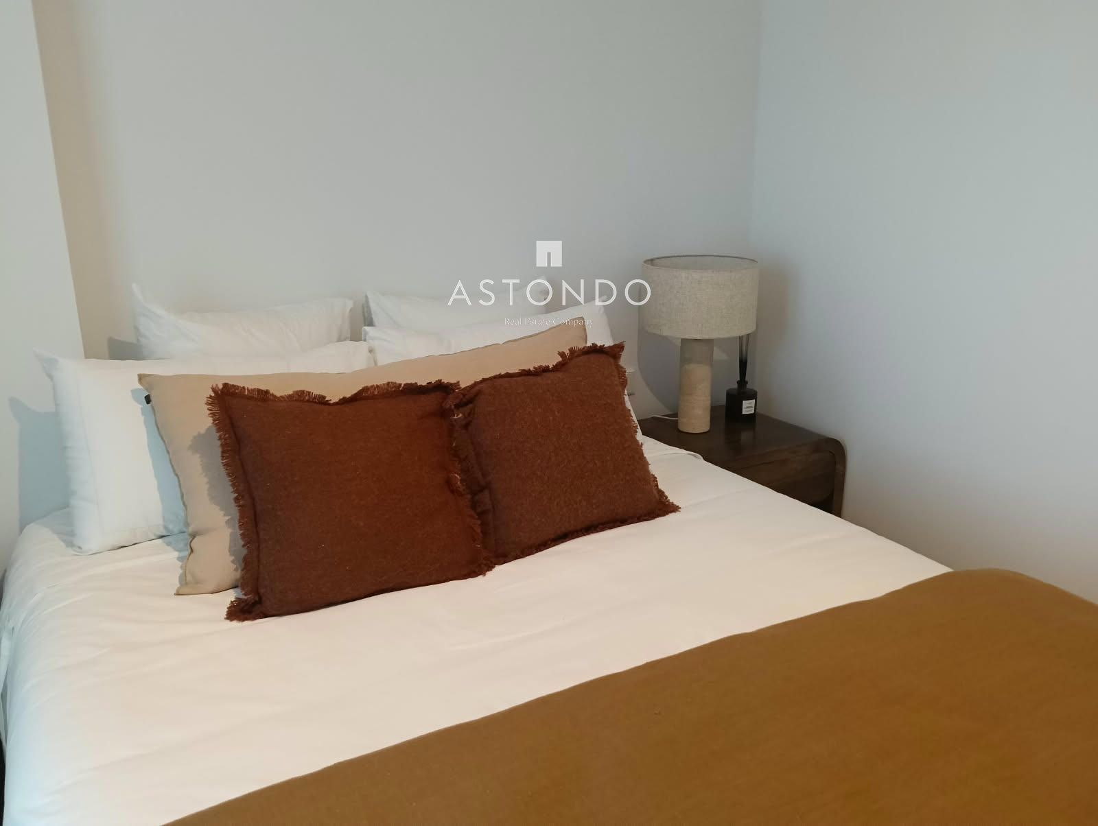 A 3-bedroom, 2-bathroom apartment is for sale in Arturo Soria, featuring a terrace, swimming pool, storage room, and garage. - Foto 15