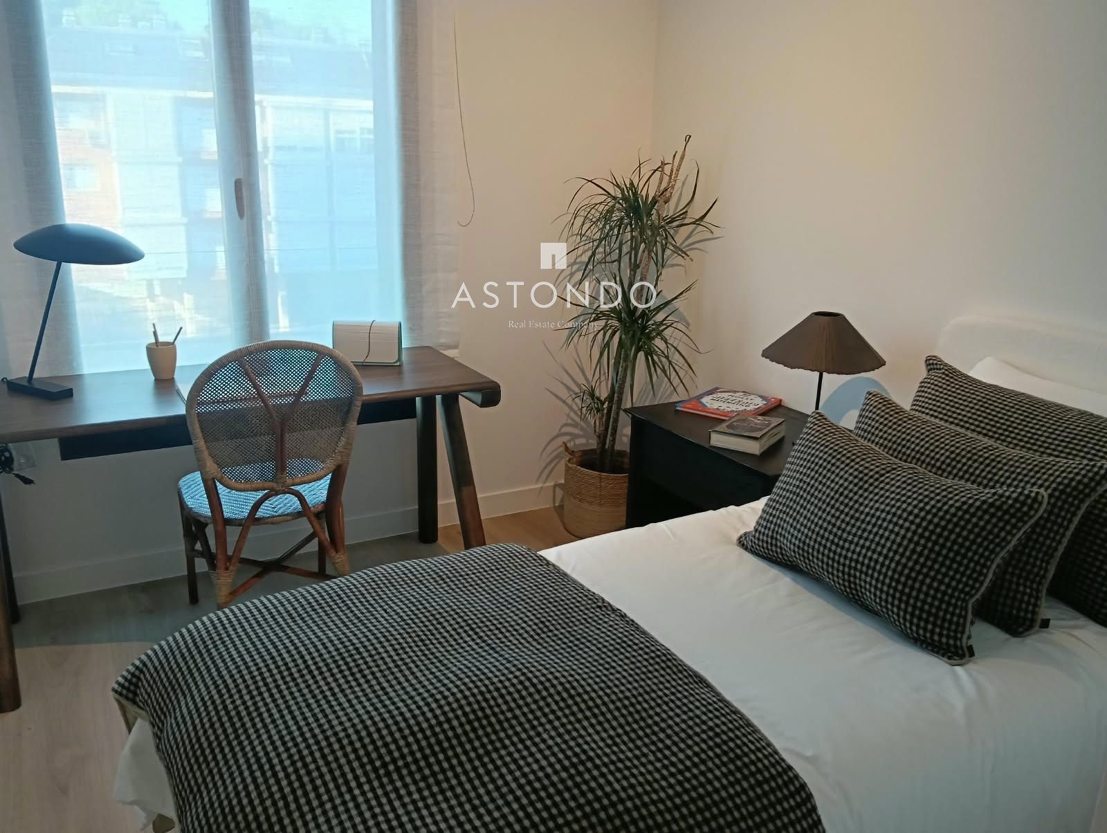A 3-bedroom, 2-bathroom apartment is for sale in Arturo Soria, featuring a terrace, swimming pool, storage room, and garage. - Foto 18
