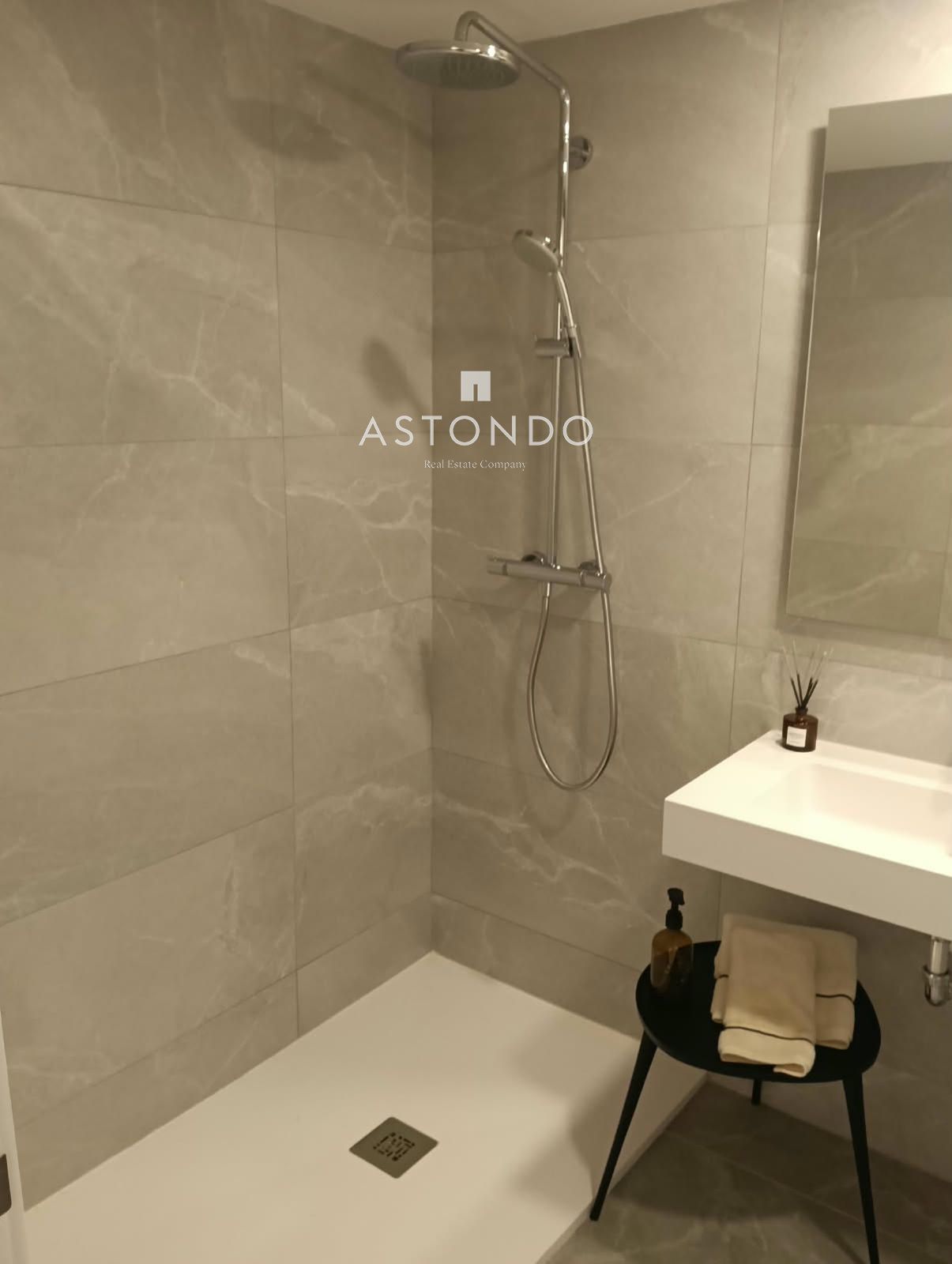 A 3-bedroom, 2-bathroom apartment is for sale in Arturo Soria, featuring a terrace, swimming pool, storage room, and garage. - Foto 24