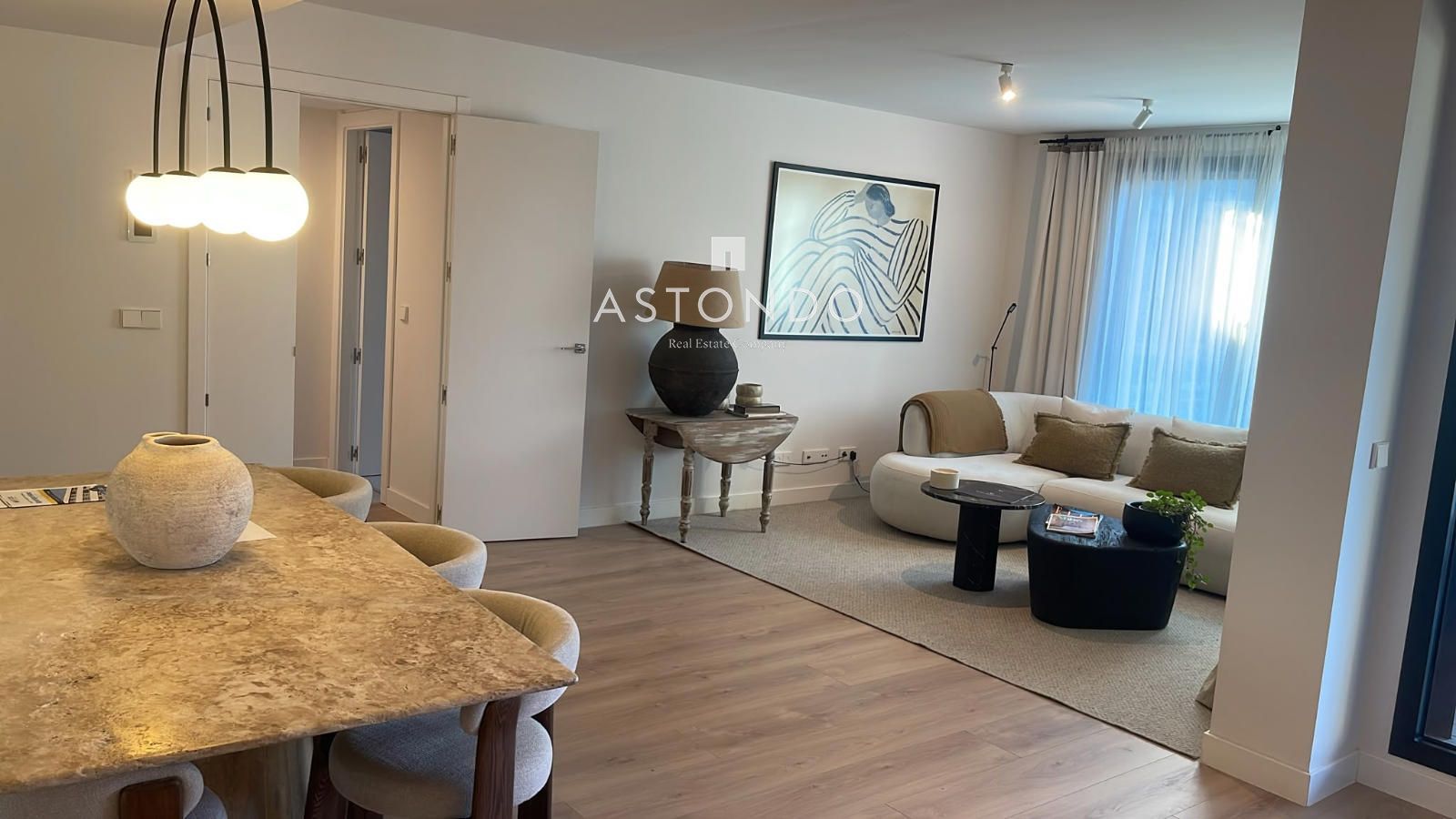 A 3-bedroom, 2-bathroom apartment is for sale in Arturo Soria, featuring a terrace, swimming pool, storage room, and garage. - Foto 2
