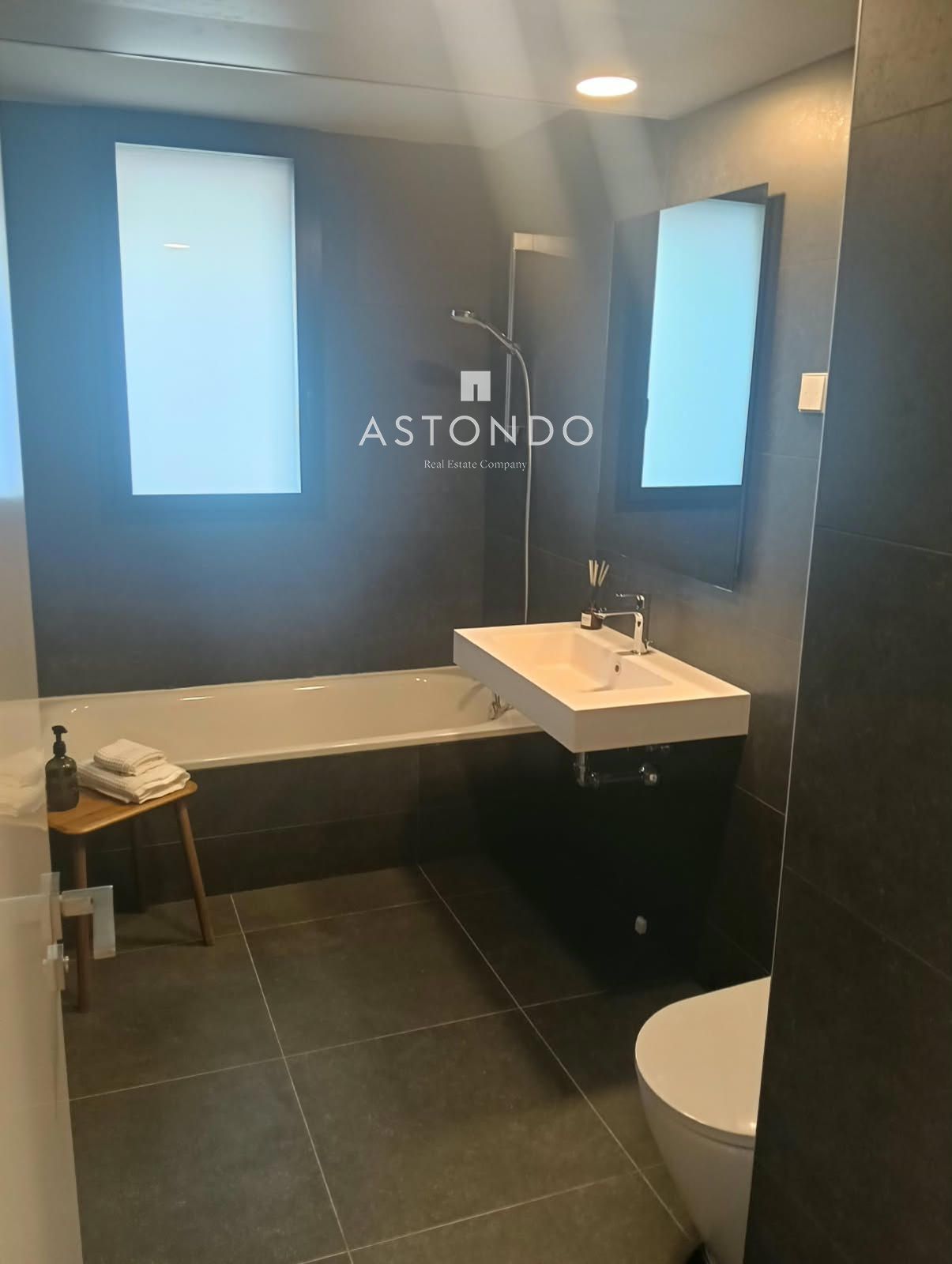 A 3-bedroom, 2-bathroom apartment is for sale in Arturo Soria, featuring a terrace, swimming pool, storage room, and garage. - Foto 20