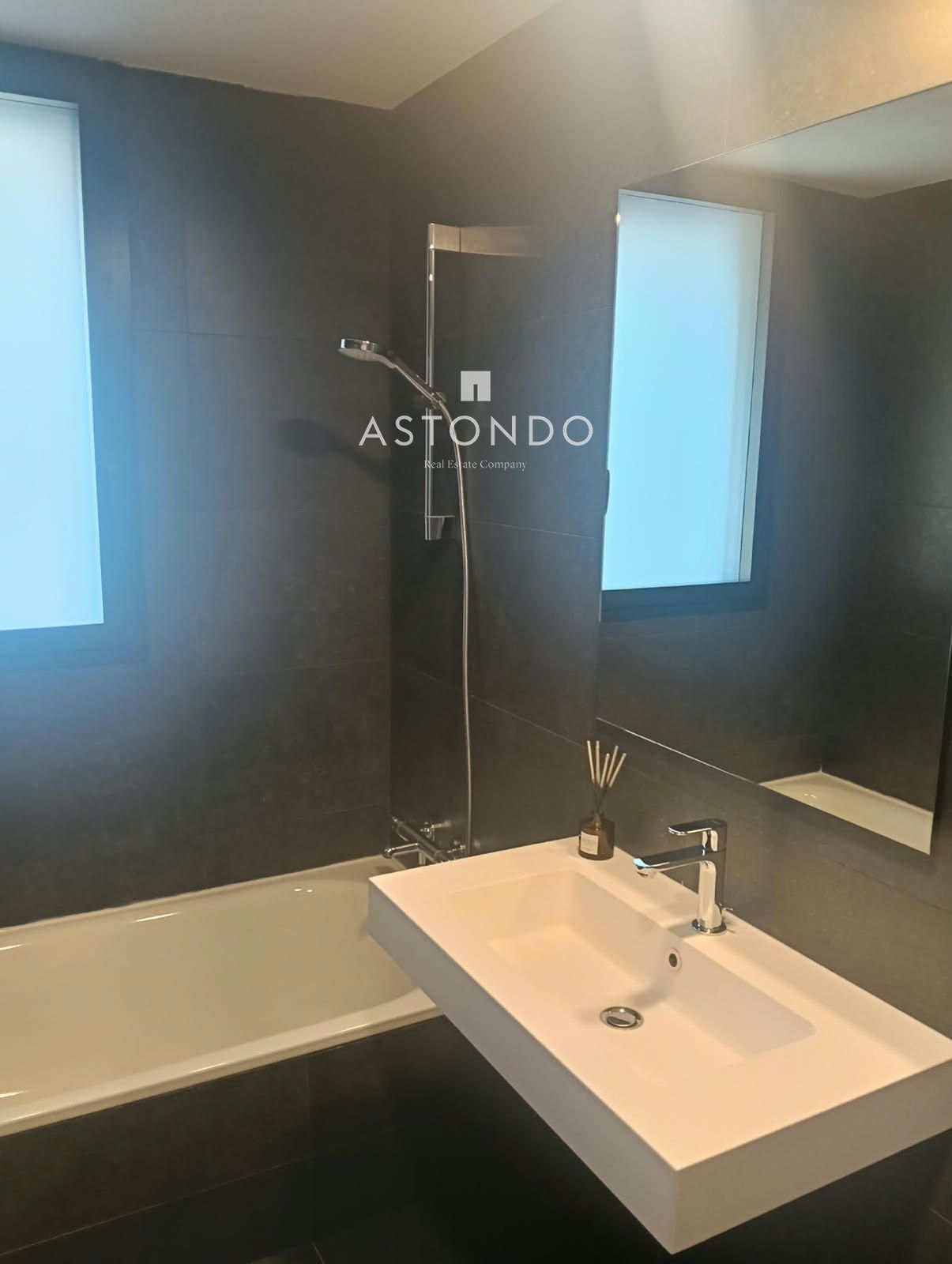 A 3-bedroom, 2-bathroom apartment is for sale in Arturo Soria, featuring a terrace, swimming pool, storage room, and garage. - Foto 25