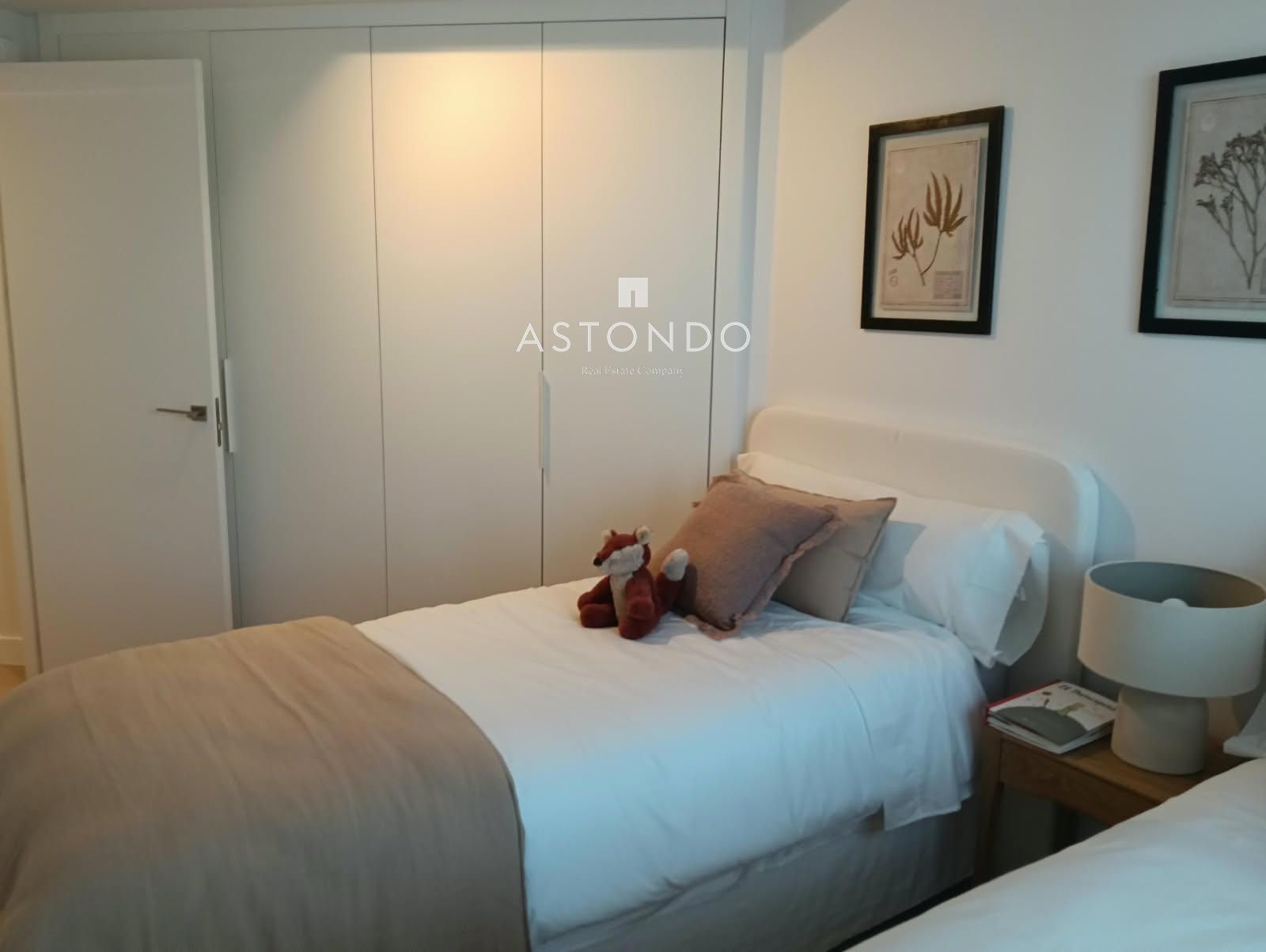 A 3-bedroom, 2-bathroom apartment is for sale in Arturo Soria, featuring a terrace, swimming pool, storage room, and garage. - Foto 26