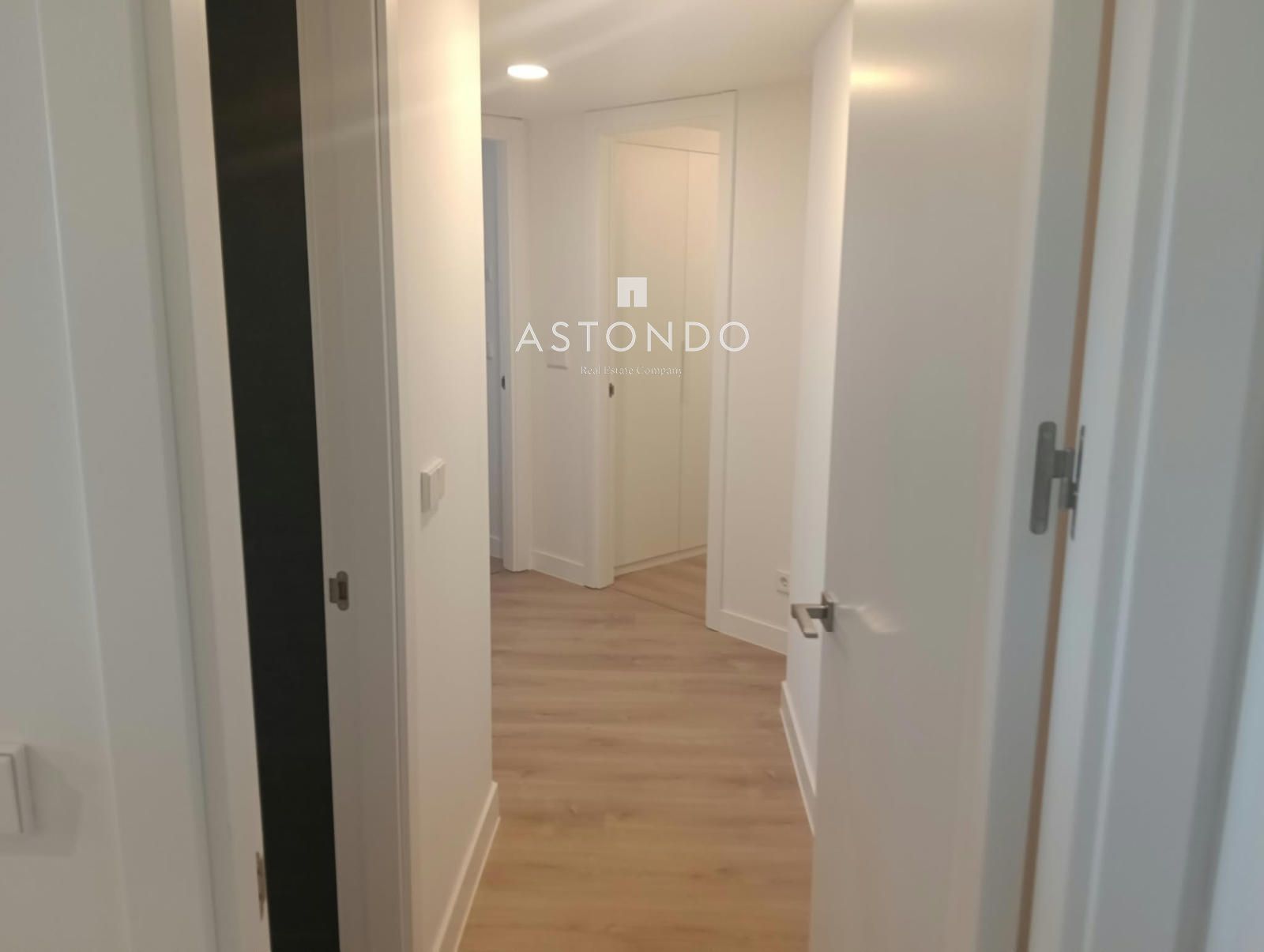 A 3-bedroom, 2-bathroom apartment is for sale in Arturo Soria, featuring a terrace, swimming pool, storage room, and garage. - Foto 28