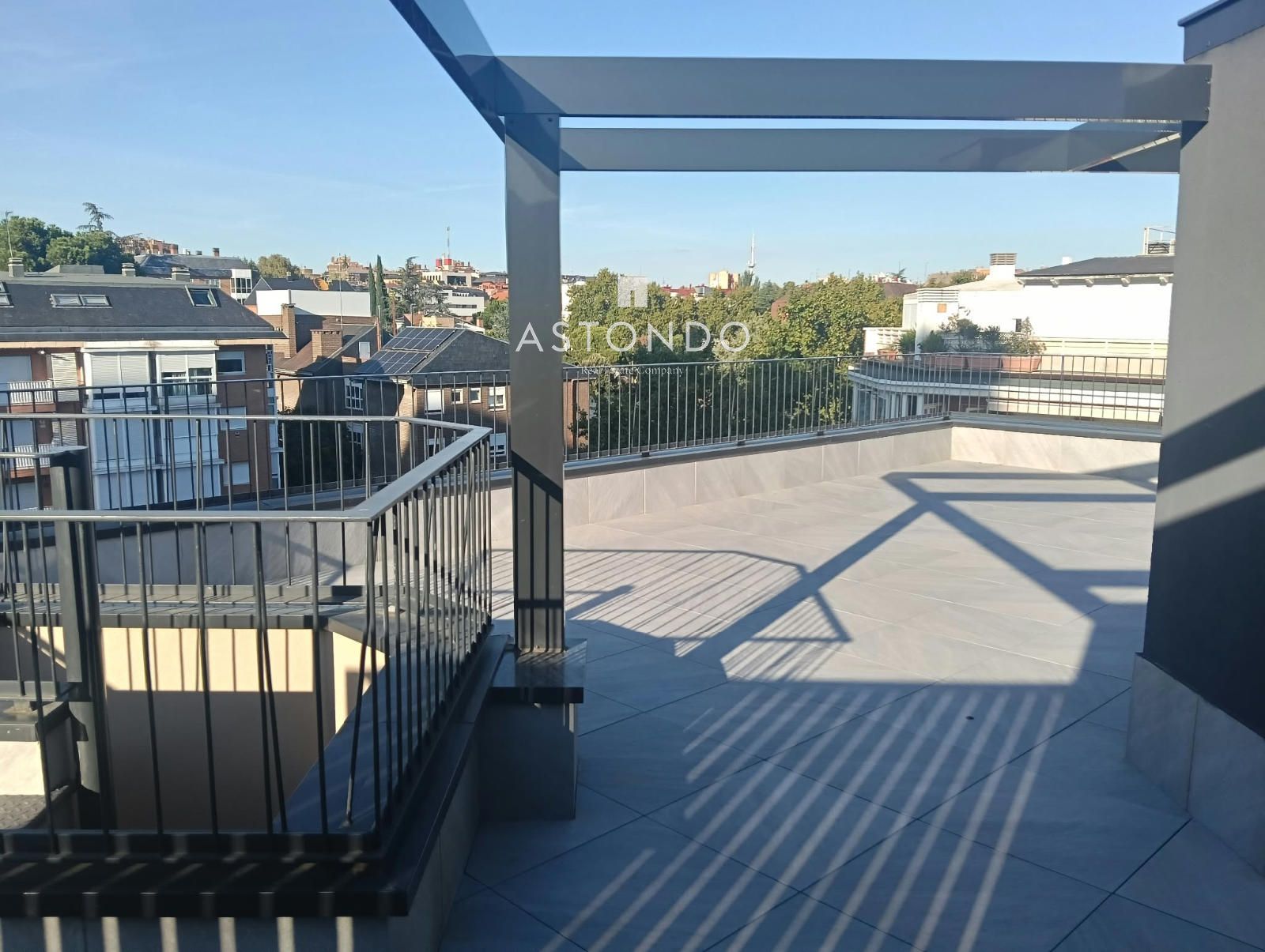 A 3-bedroom, 2-bathroom apartment is for sale in Arturo Soria, featuring a terrace, swimming pool, storage room, and garage. - Foto 31