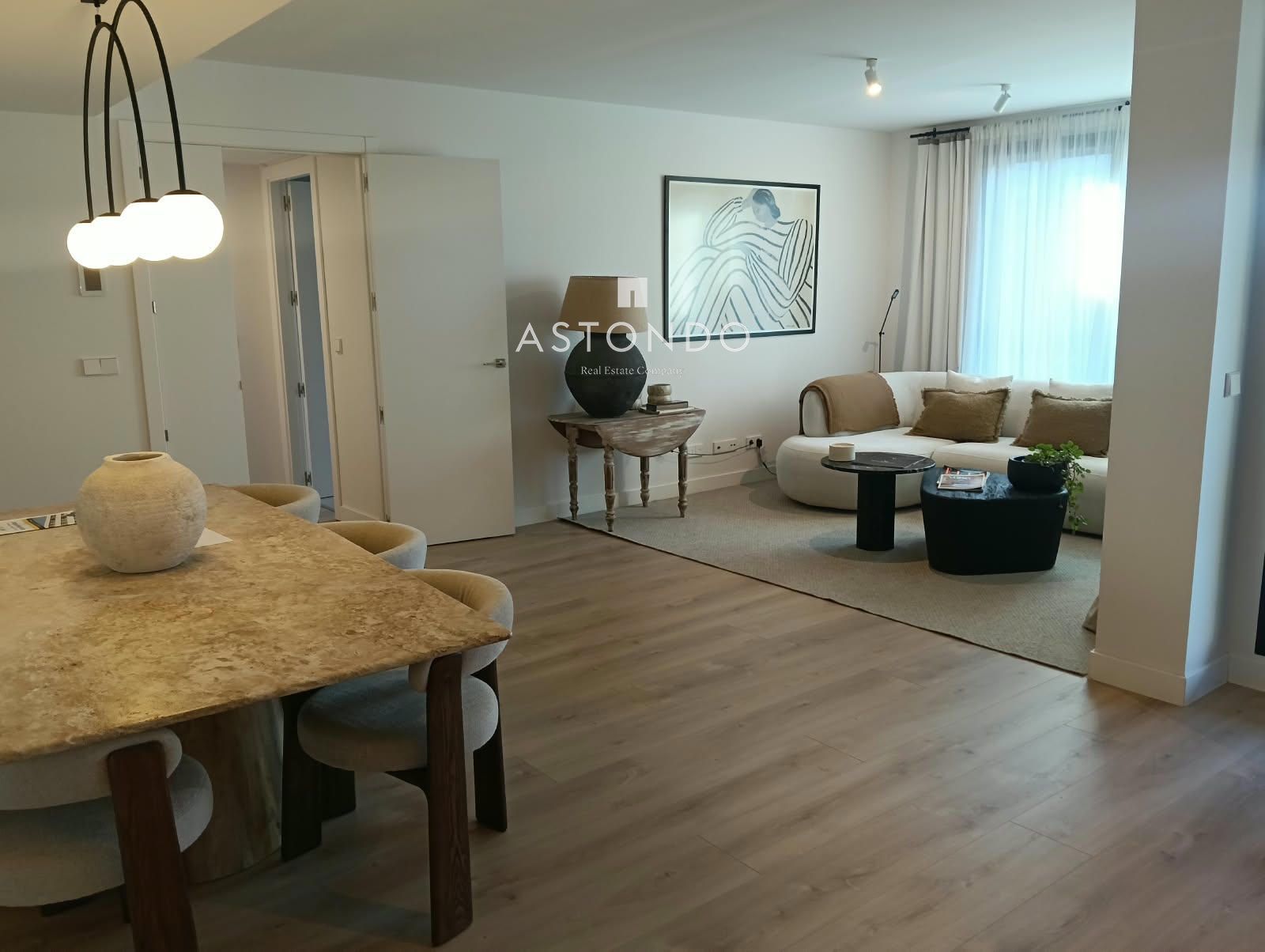 A 3-bedroom, 2-bathroom apartment is for sale in Arturo Soria, featuring a terrace, swimming pool, storage room, and garage. - Foto 32