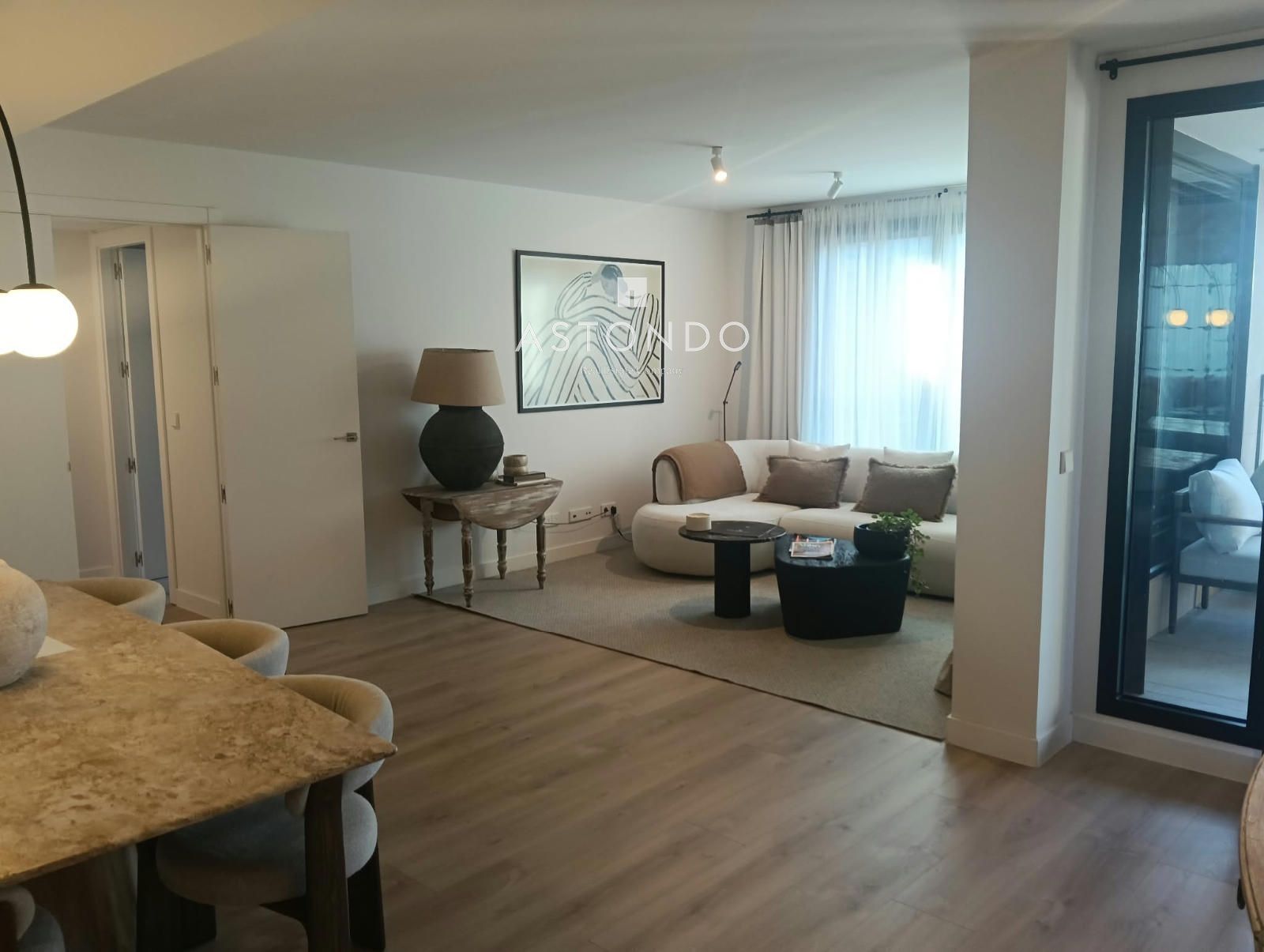 A 3-bedroom, 2-bathroom apartment is for sale in Arturo Soria, featuring a terrace, swimming pool, storage room, and garage. - Foto 34
