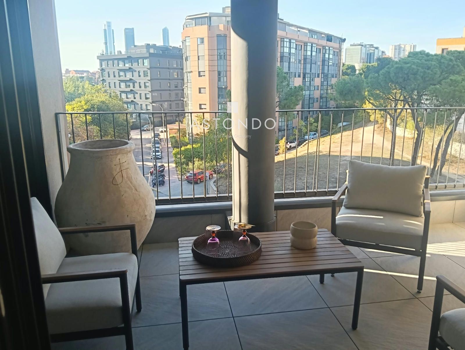 A 3-bedroom, 2-bathroom apartment is for sale in Arturo Soria, featuring a terrace, swimming pool, storage room, and garage. - Foto 35