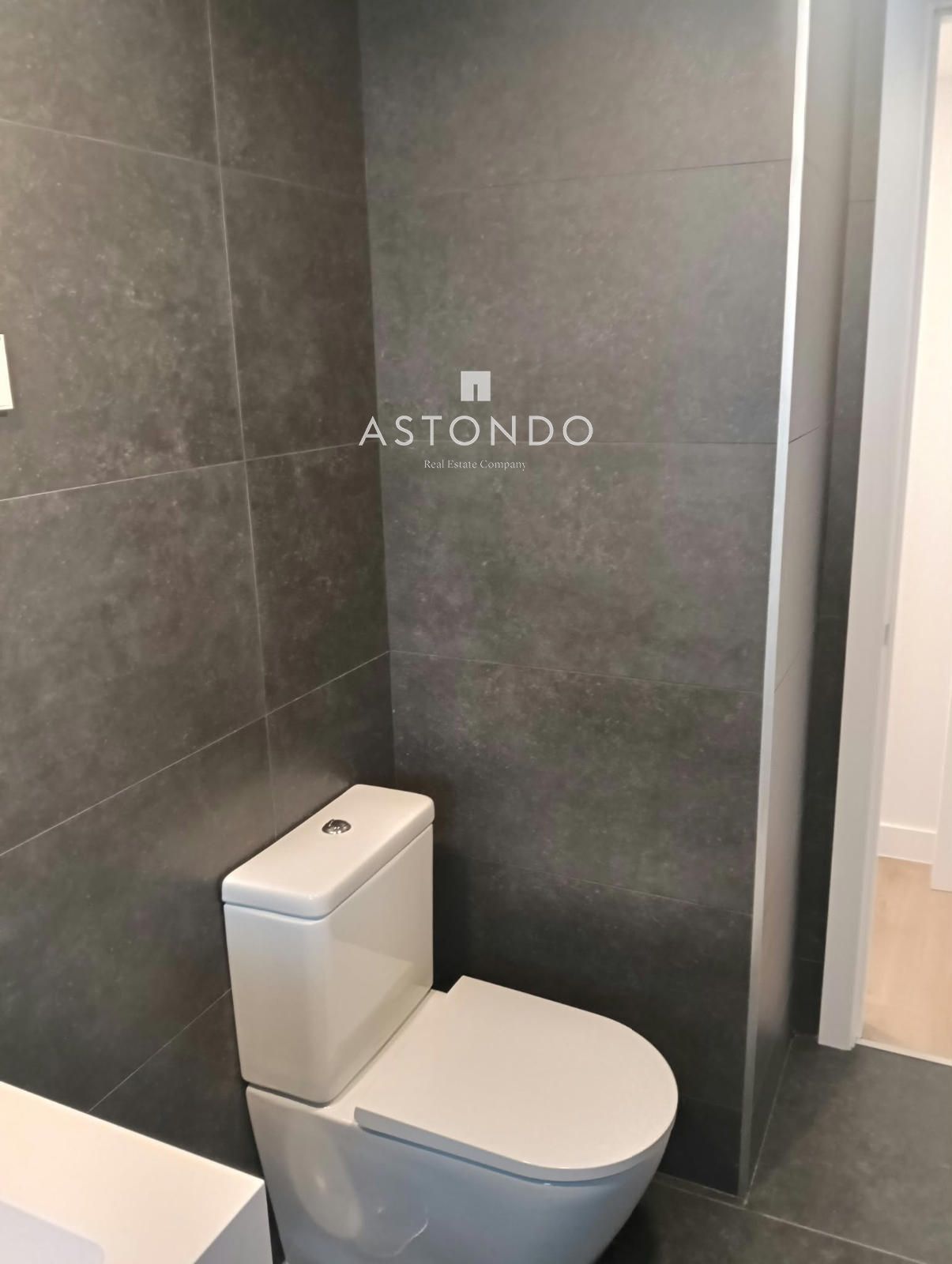 A 3-bedroom, 2-bathroom apartment is for sale in Arturo Soria, featuring a terrace, swimming pool, storage room, and garage. - Foto 37