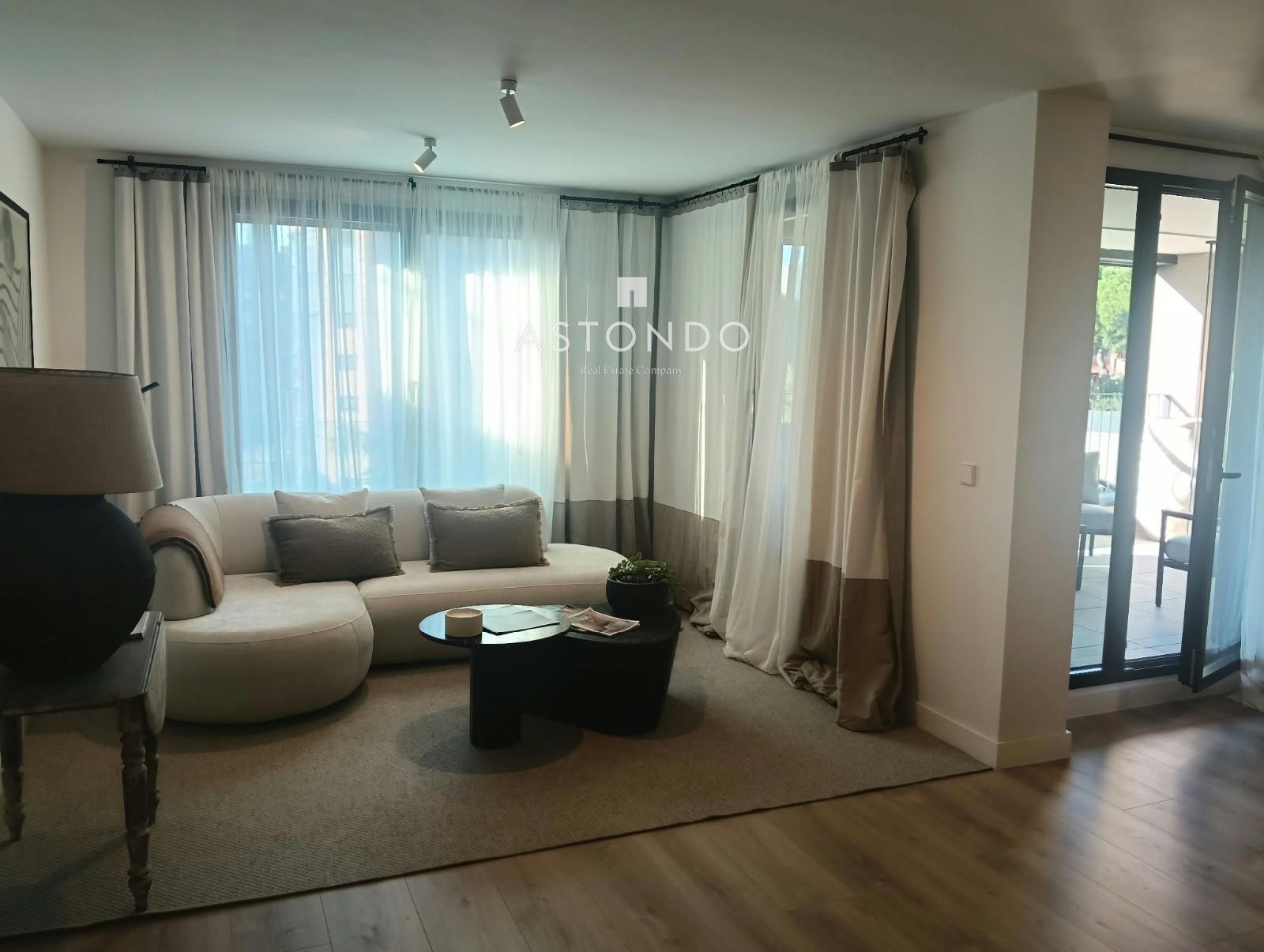 A 3-bedroom, 2-bathroom apartment is for sale in Arturo Soria, featuring a terrace, swimming pool, storage room, and garage. - Foto 39