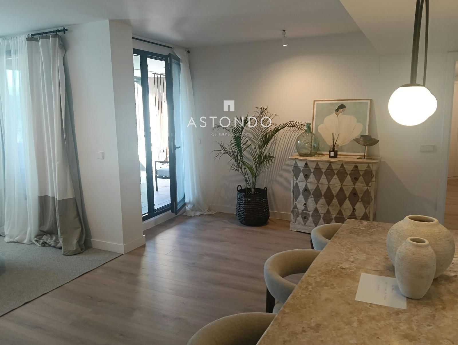 A 3-bedroom, 2-bathroom apartment is for sale in Arturo Soria, featuring a terrace, swimming pool, storage room, and garage. - Foto 40