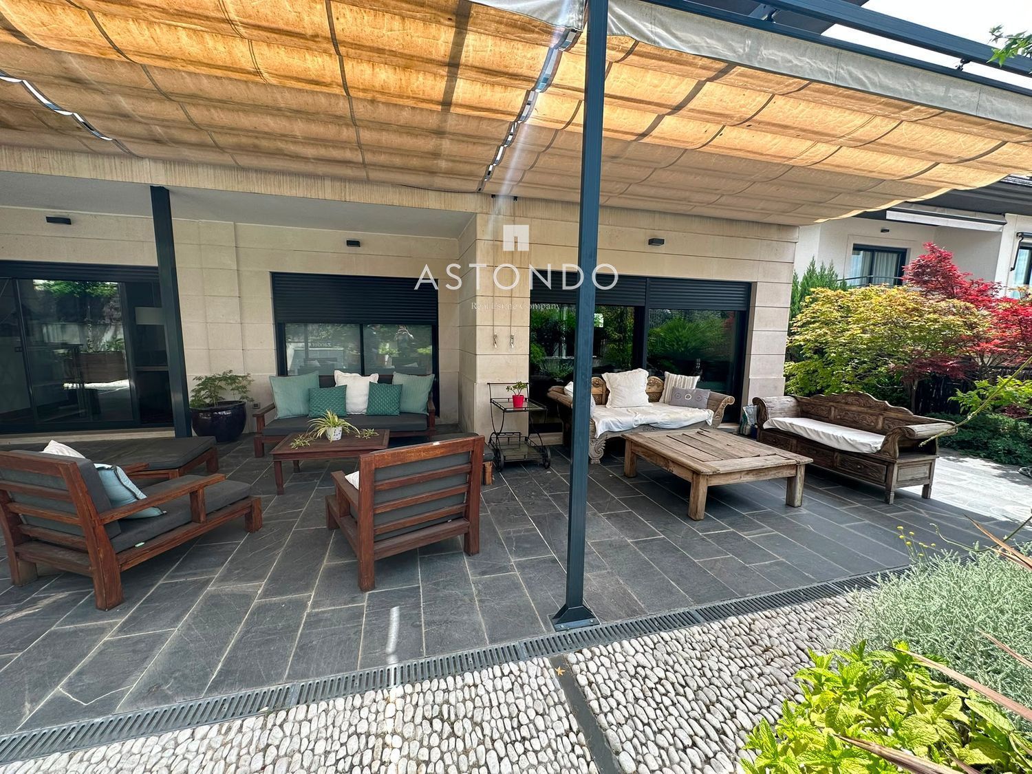 En Boadilla del Monte, se vende chalet adosado con 5 habitaciones y 5 baños - Foto 2